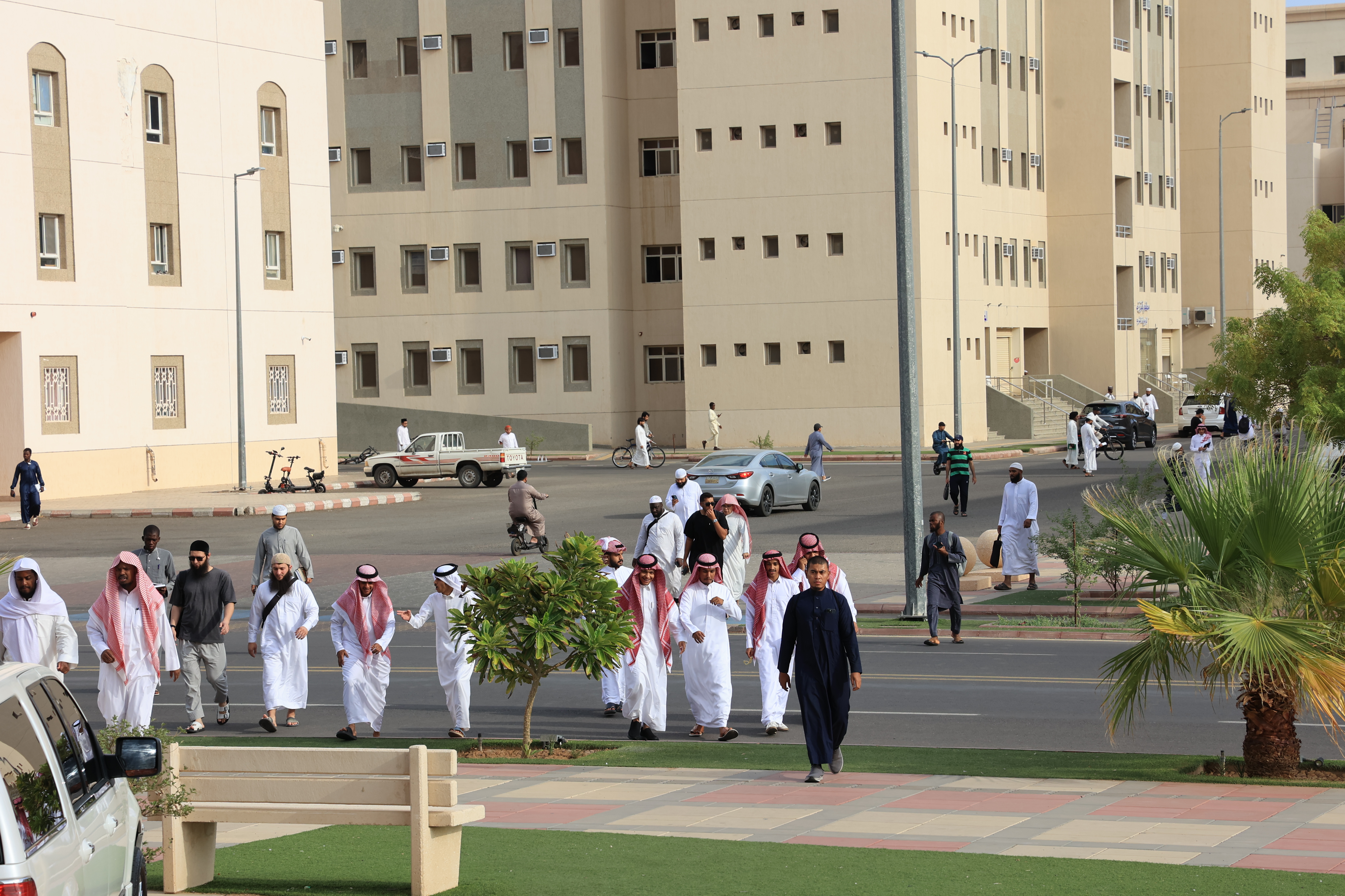 طلاب الجامعة الإسلامية يواصلون رحلتهم التعليمية، وسط خدمات متكاملة تمنحهم بداية واعدة نحو مستقبل مشرق.  - 2