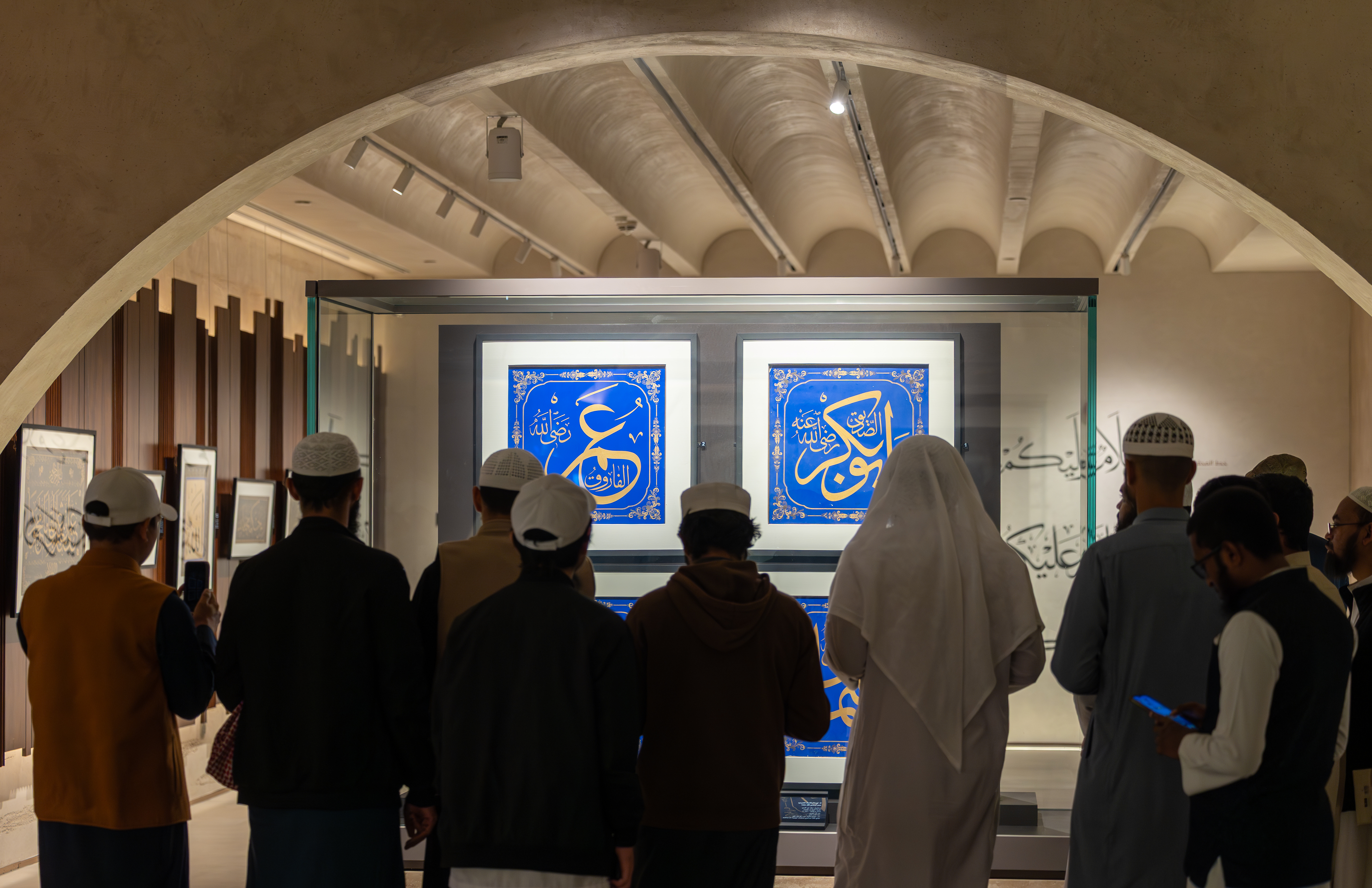 طلاب الجامعة الإسلامية الدوليين يزورون مركز الأمير محمد بن سلمان العالمي للخط العربي - 2