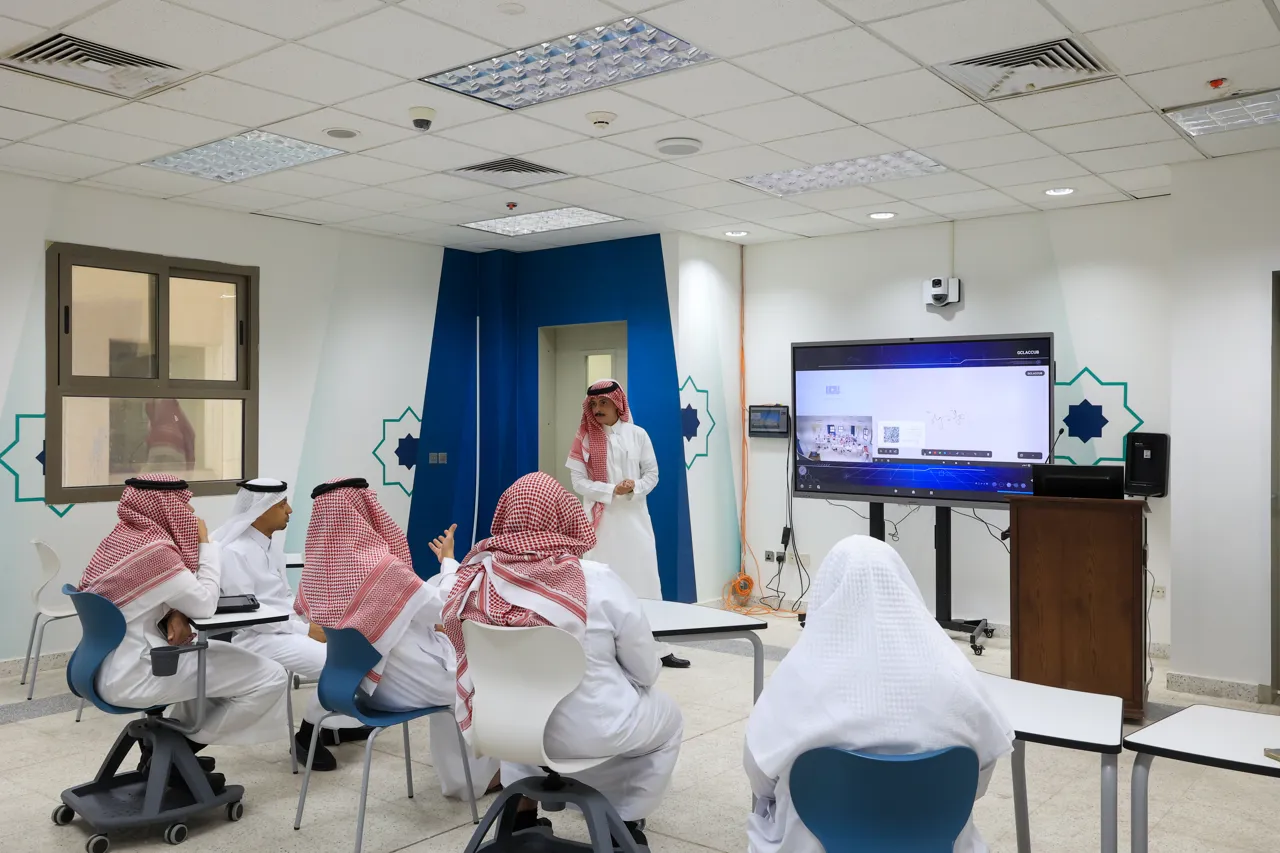 رئيس الجامعة الإسلامية يتفقد مشروع القاعات الدراسية الذكية: نقلة نوعية نحو تعليم تفاعلي مدعوم بالذكاء الاصطناعي - 3