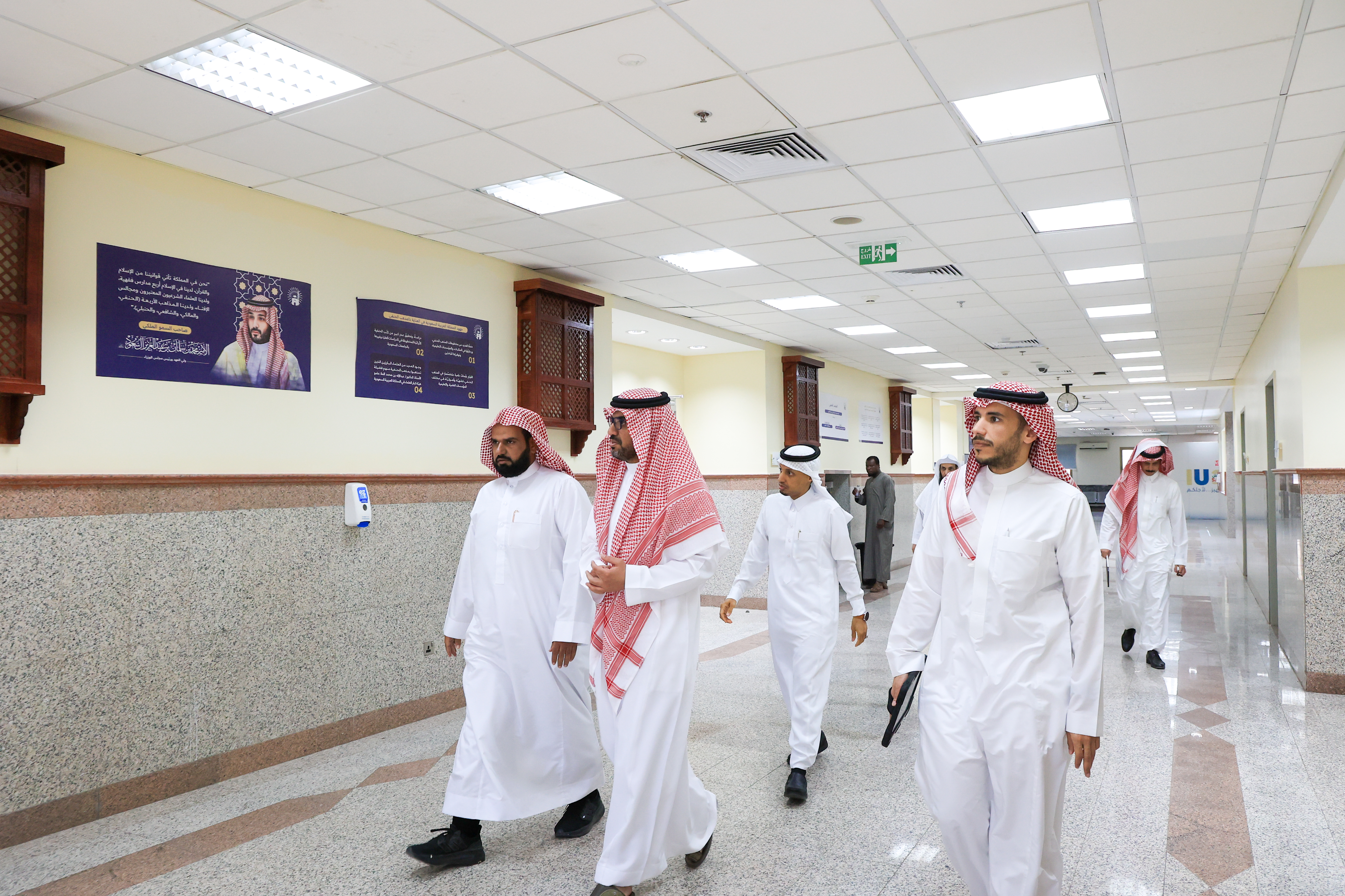 رئيس الجامعة الإسلامية يتفقد مشروع القاعات الدراسية الذكية: نقلة نوعية نحو تعليم تفاعلي مدعوم بالذكاء الاصطناعي - 2