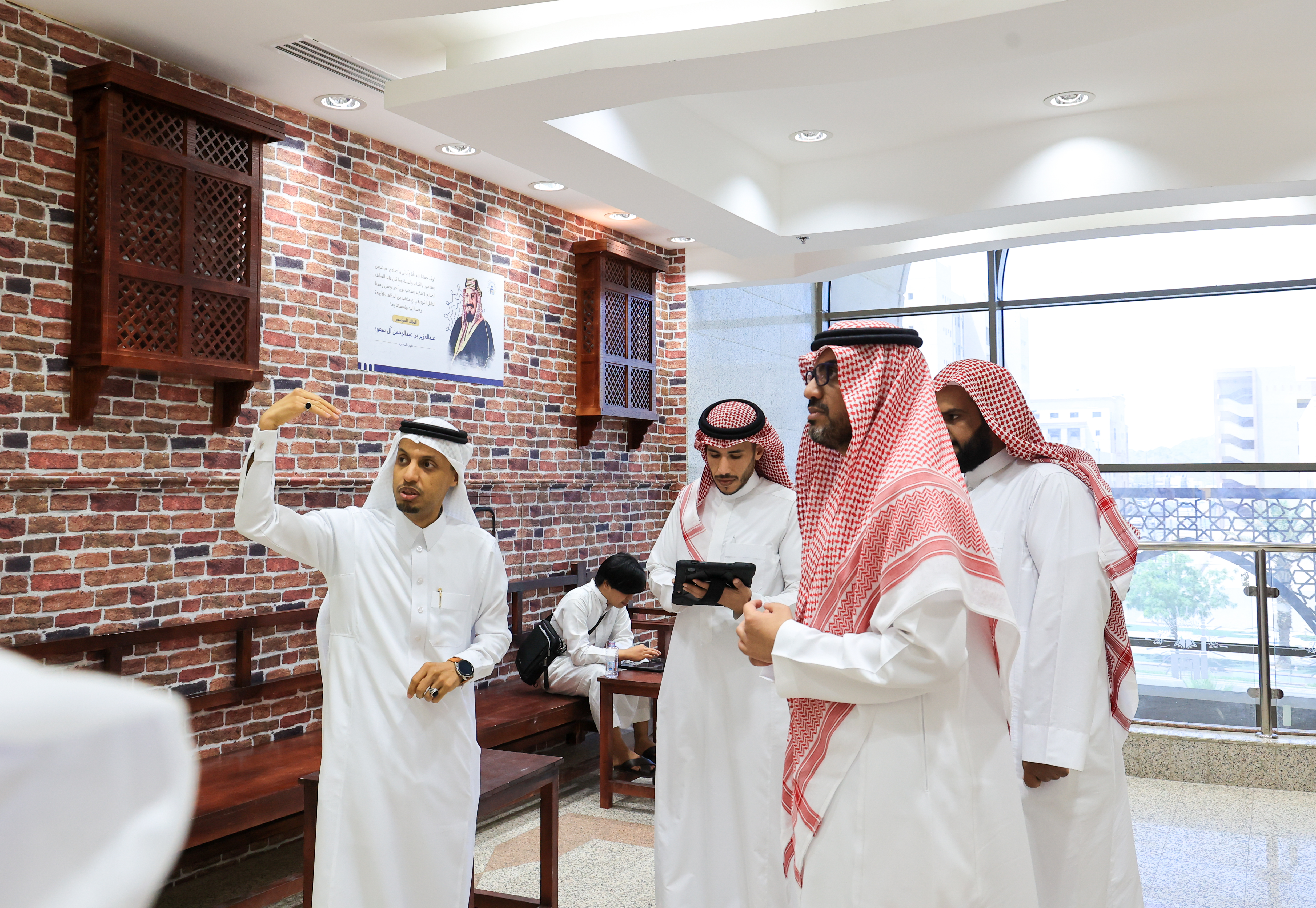 رئيس الجامعة الإسلامية يتفقد مشروع القاعات الدراسية الذكية: نقلة نوعية نحو تعليم تفاعلي مدعوم بالذكاء الاصطناعي - 1