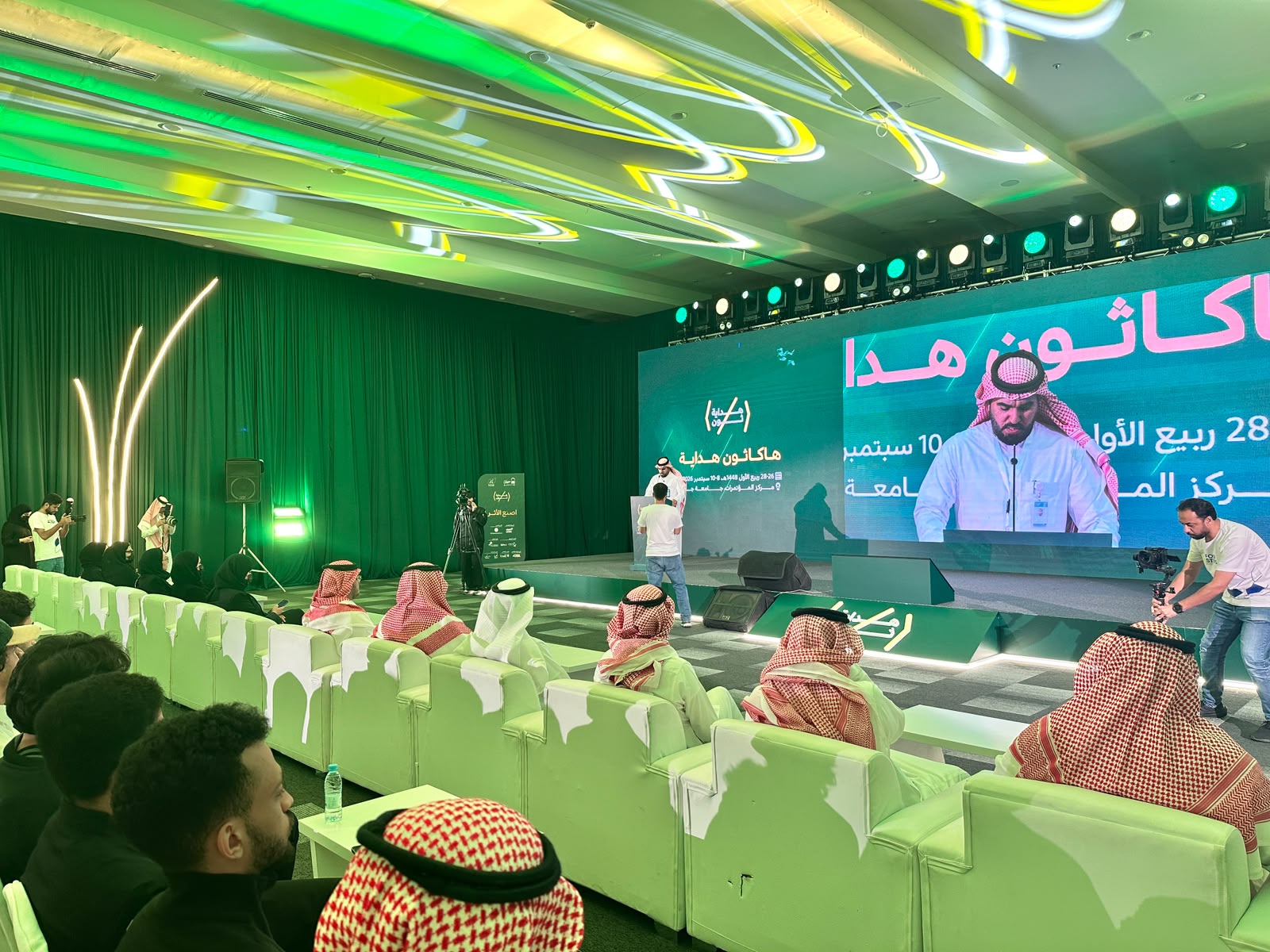طلاب الجامعة الإسلامية يشاركون في منافسات "هاكاثون هداية" بجدة لابتكار حلول تقنية تخدم قاصدي الحرمين - 1