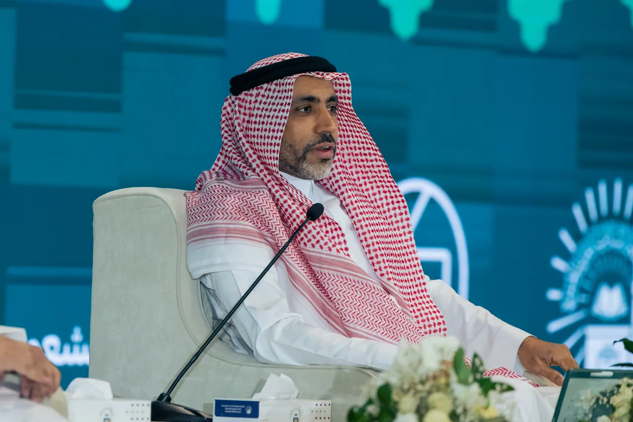 ضمن فعاليات مهرجان الثقافات والشعوب الـ 14.. عميد كلية اللغات والترجمة بالجامعة الإسلامية يستعرض "لغات الشعوب في رسالة الجامعة الإسلامية" - 2
