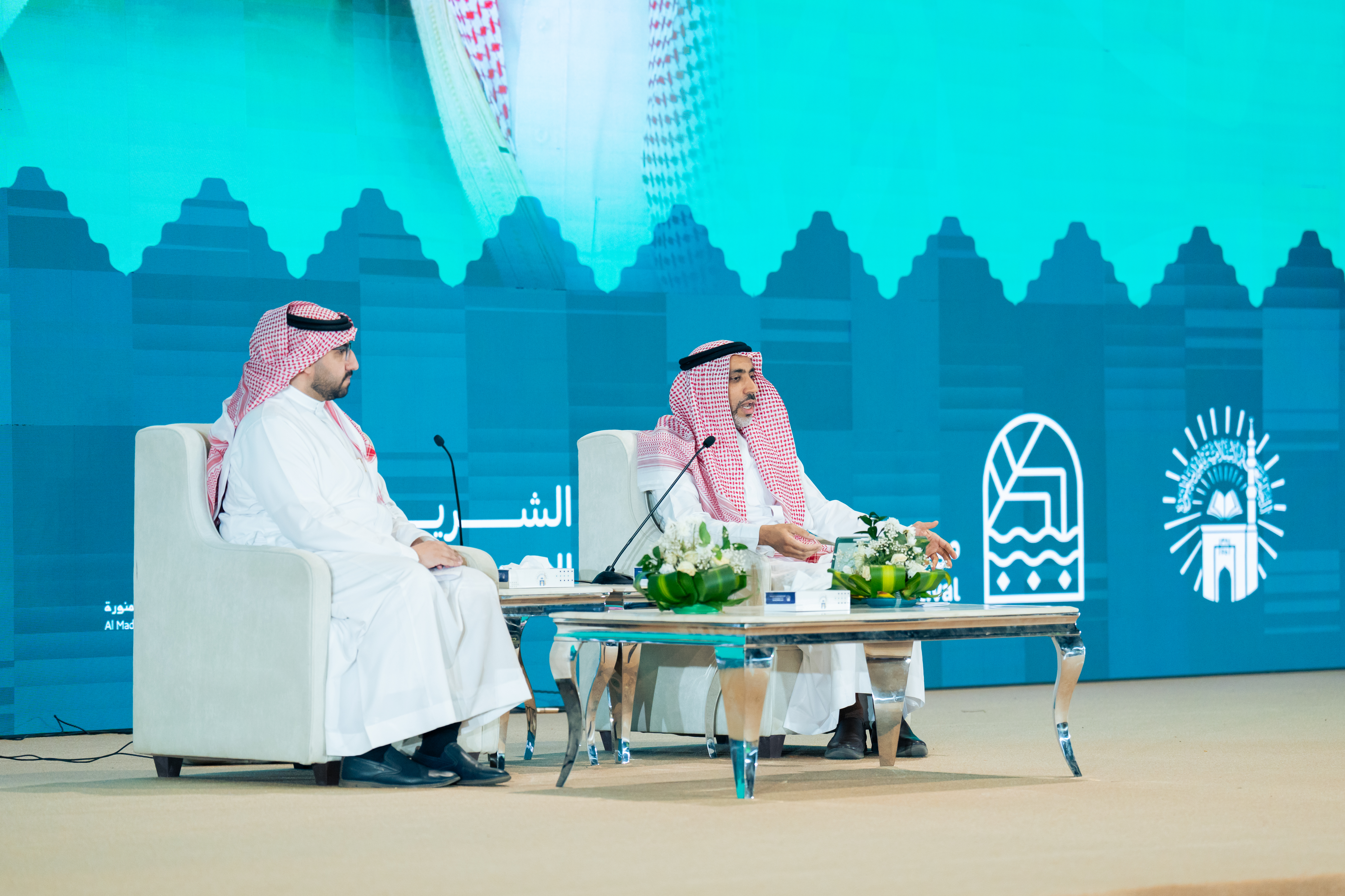 ضمن فعاليات مهرجان الثقافات والشعوب الـ 14.. عميد كلية اللغات والترجمة بالجامعة الإسلامية يستعرض "لغات الشعوب في رسالة الجامعة الإسلامية" - 1