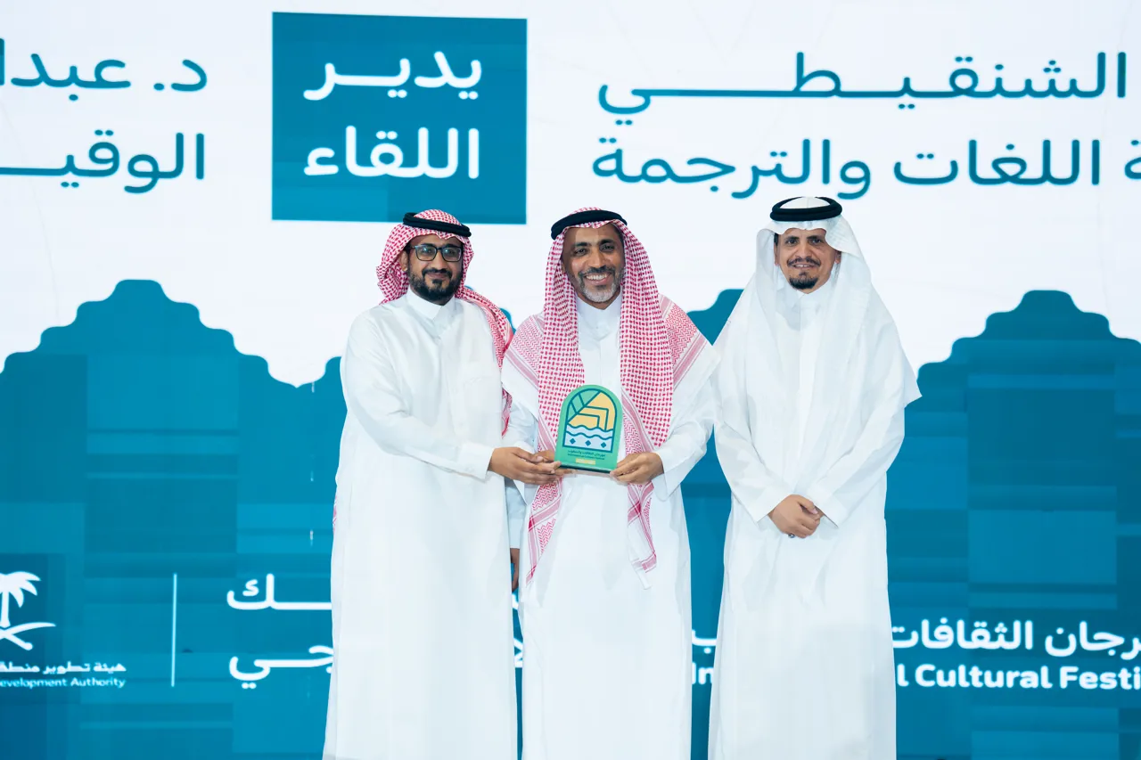 ضمن فعاليات مهرجان الثقافات والشعوب الـ 14.. عميد كلية اللغات والترجمة بالجامعة الإسلامية يستعرض "لغات الشعوب في رسالة الجامعة الإسلامية" - 4