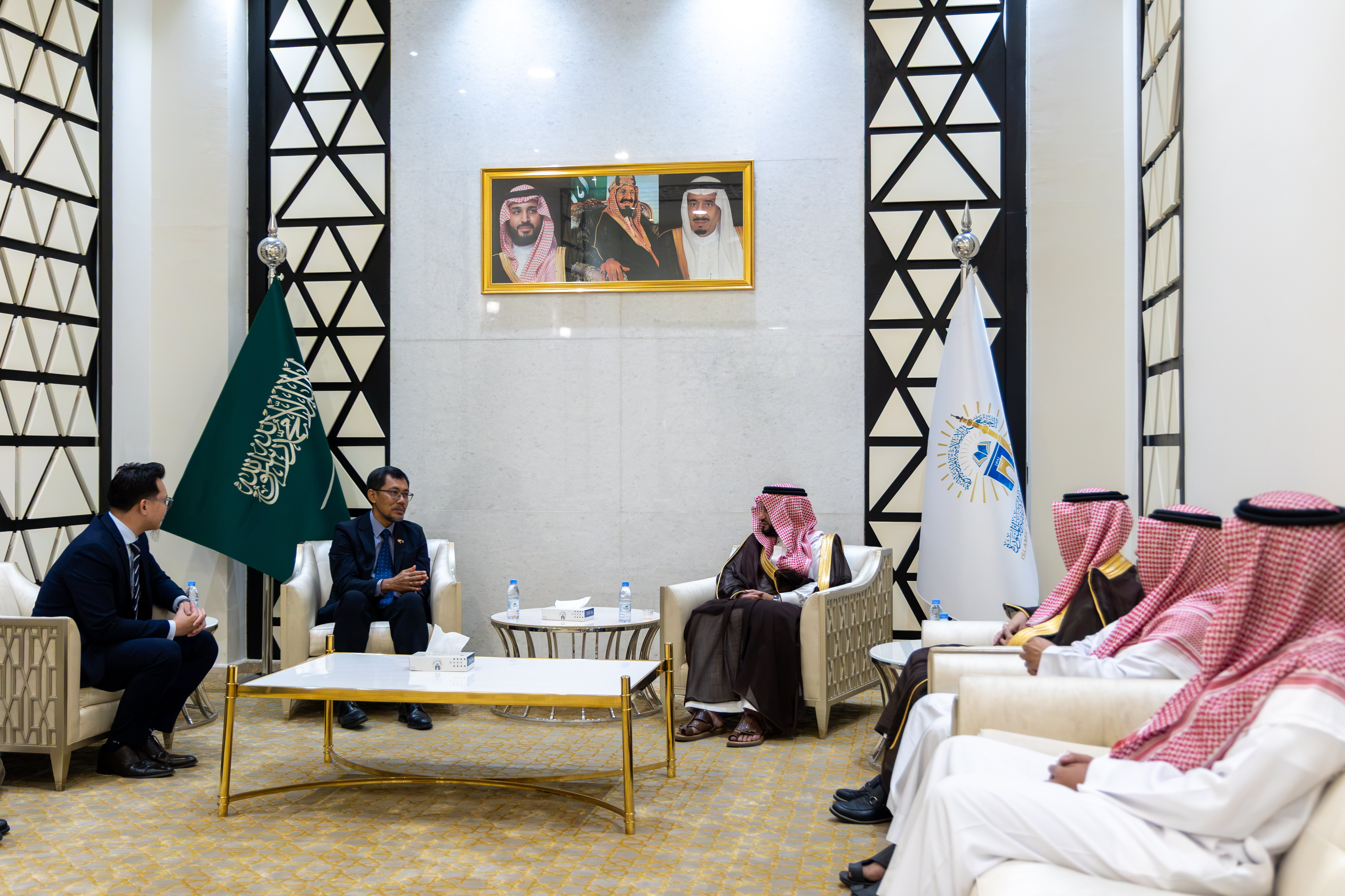 وكيل الجامعة للدراسات العليا والبحث العلمي يستقبل نائب القنصل العام لجمهورية سنغافورة - 2