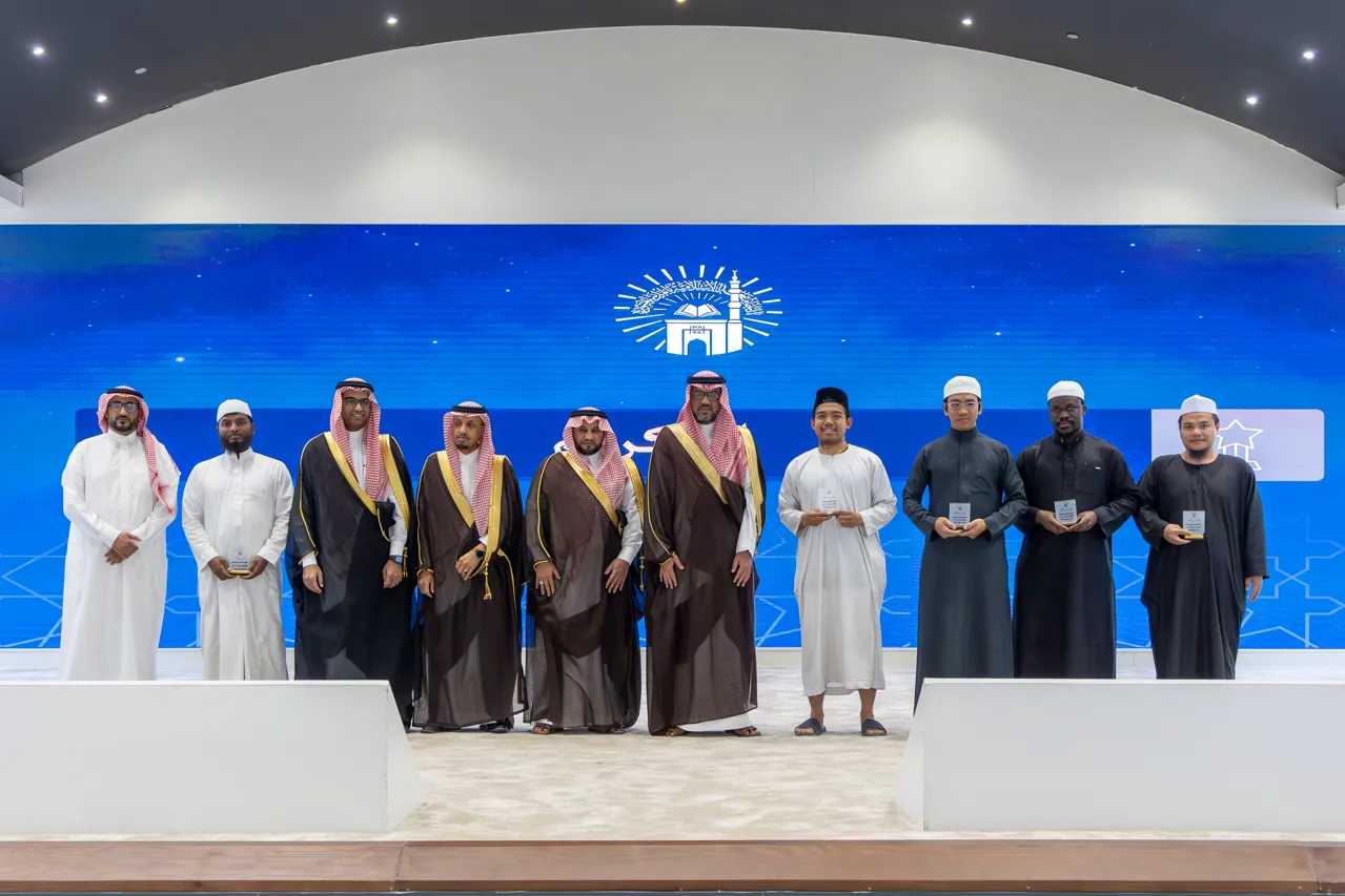 رئيس الجامعة الإسلامية يكرّم الطلاب المشاركين في برنامج التعريف بالهوية الوطنية - 2