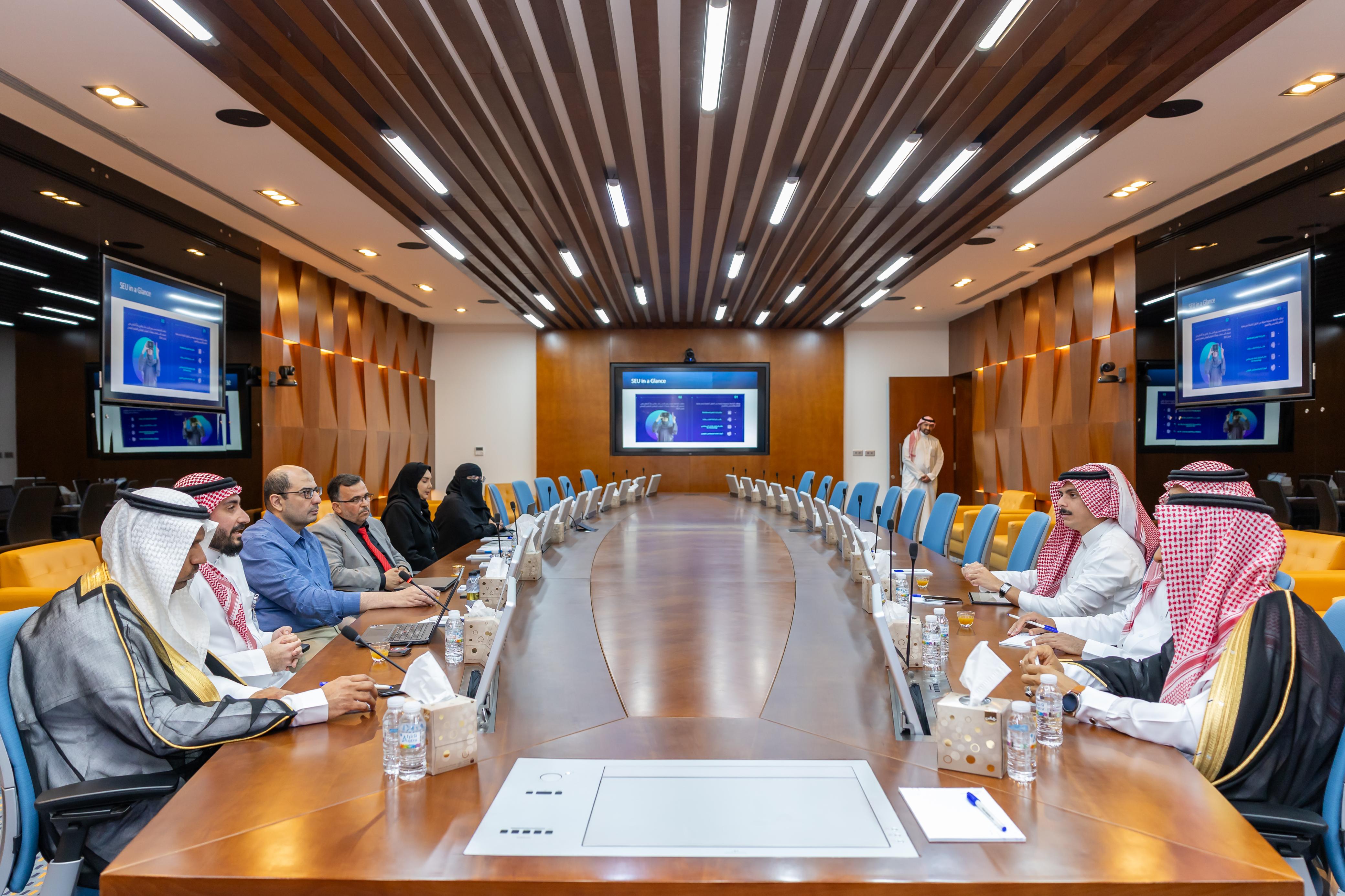 وفد من الجامعة الإسلامية يزور الجامعة السعودية الإلكترونية لتعزيز التعاون الرقمي - 2