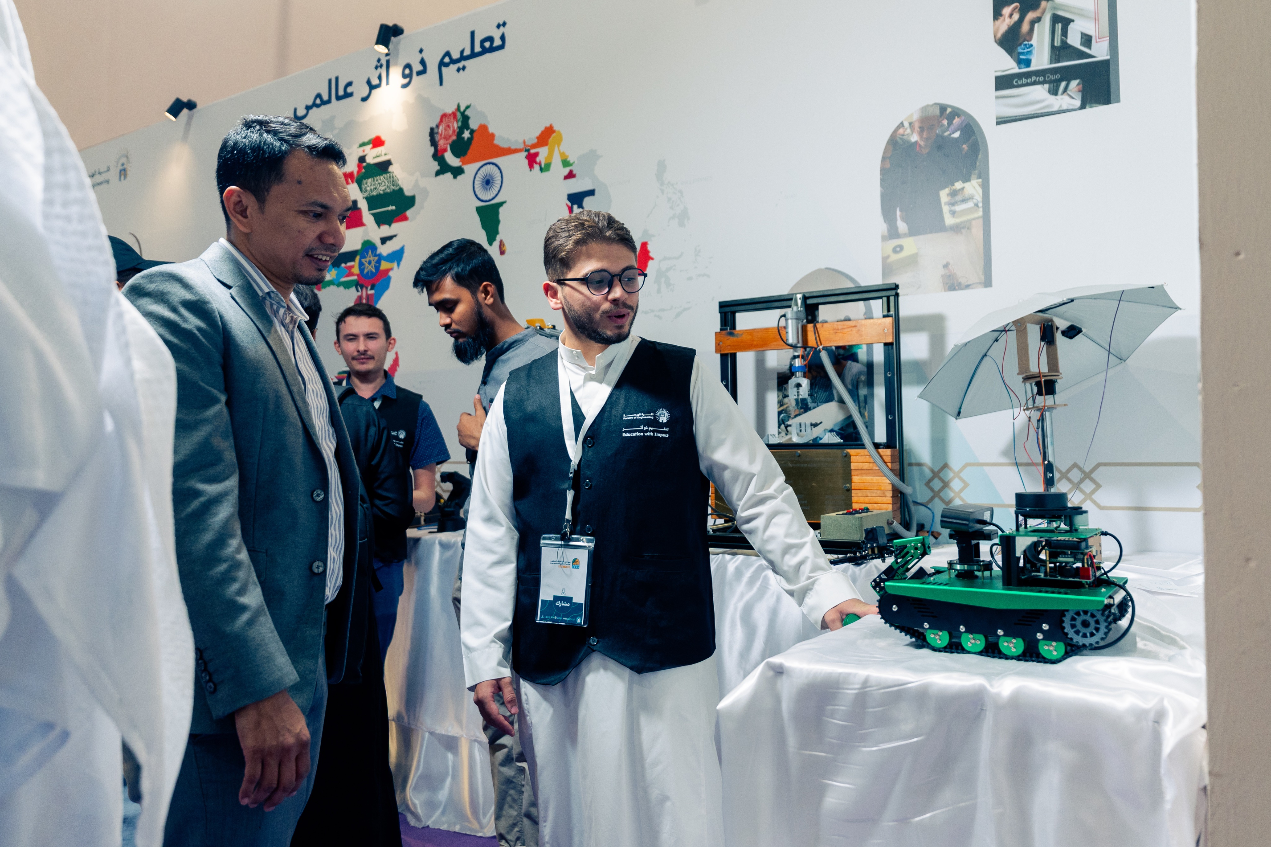 مشاركة طلاب كلية الهندسة في مهرجان الثقافات والشعوب الثالث عشر