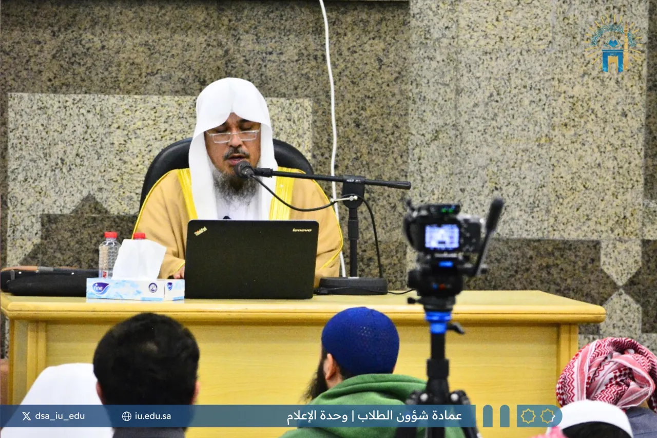 تنفيذ لقاء علمي بعنوان (شرح كتاب التوحيد من صحيح البخاري) قدمه الشيخ د. معاذ بن عبدالرحيم خوجة في جامع الشيخ محمد بن إبراهيم يوم الاثنين 25-شعبان-1446