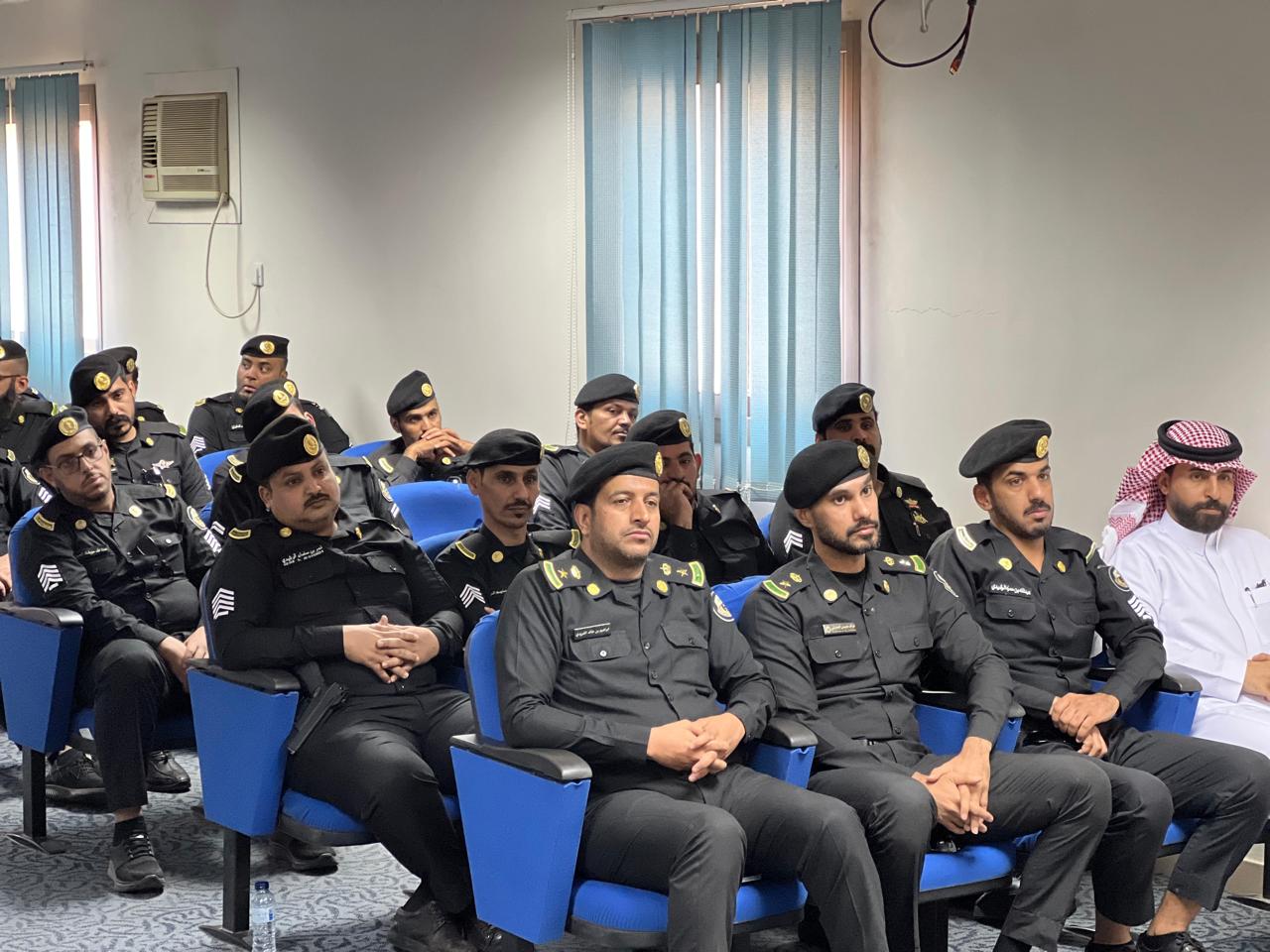 تنفيذ لقاء بعنوان (لزوم الجماعة والحفاظ على اللحمة الوطنية) يوم الاثنين 26-محرم-1447ه في إدارة دوريات الأمن - 4
