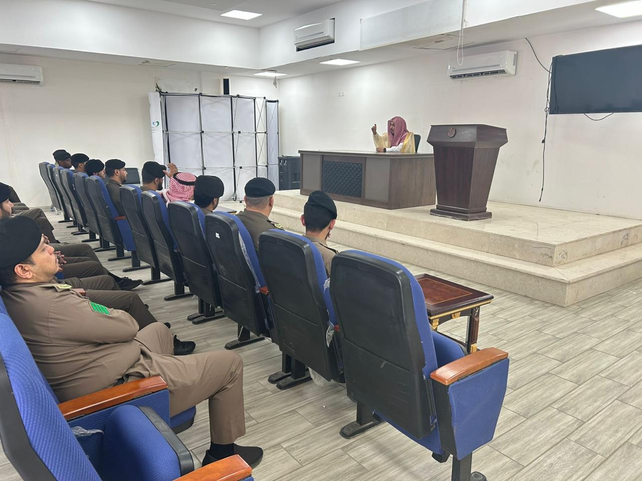 تنفيذ محاضرة بعنوان (الولاء للملك واجب شرعي) في إدارة المرور بمنطقة المدينة المنورة يوم الخميس 29-محرم-1447 ه - 7