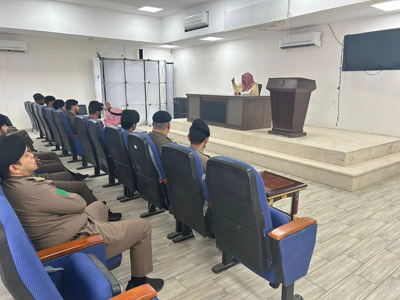 تنفيذ محاضرة بعنوان (الولاء للملك واجب شرعي) في إدارة المرور بمنطقة المدينة المنورة يوم الخميس 29-محرم-1447 ه - 7