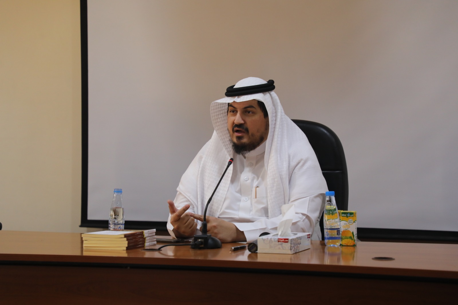 تنفيذ لقاء أكاديمي لطلاب كلية الحديث الشريف بالتعاون مع وحدة التوعية الفكرية يوم الاثنين 18-شعبان-1446