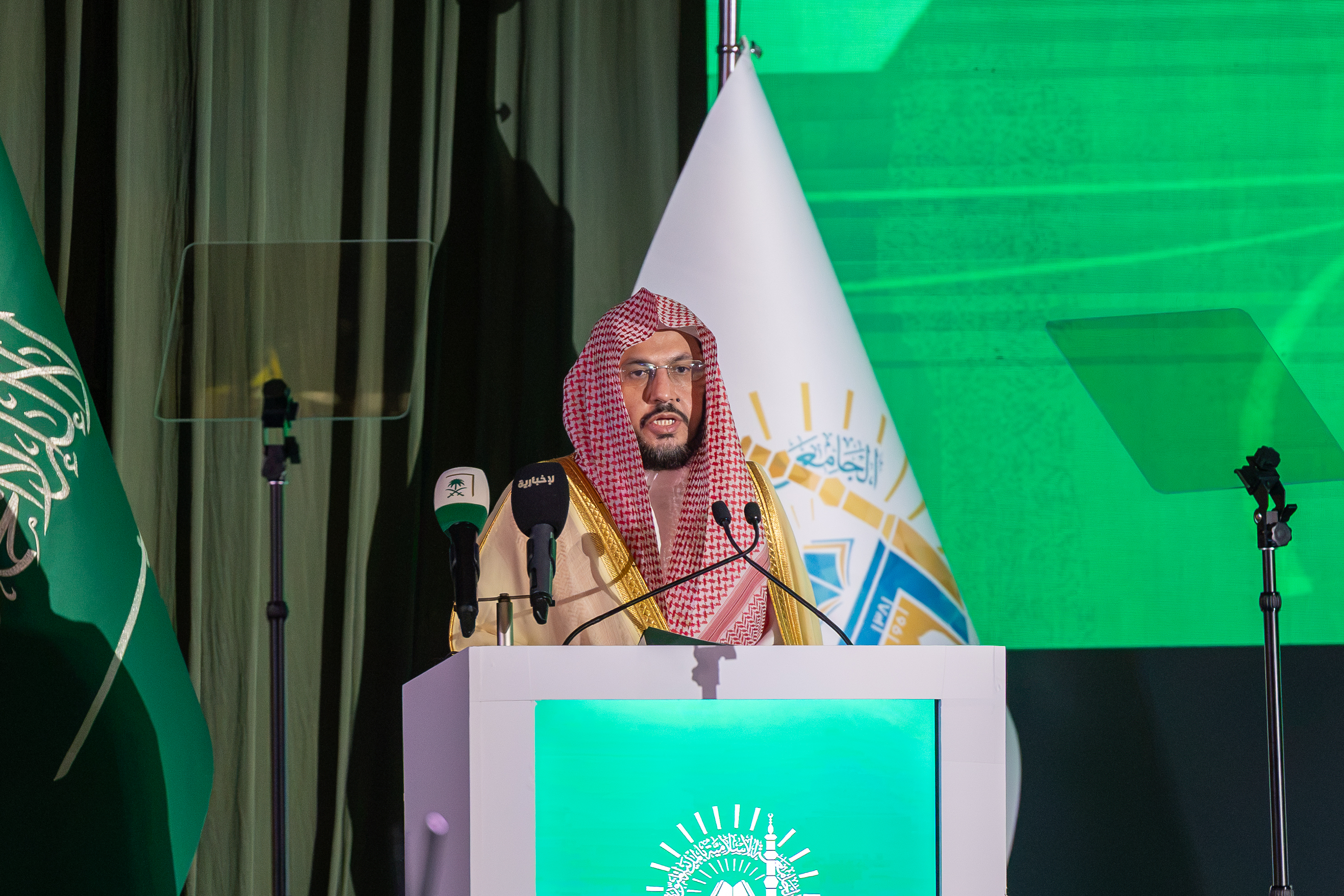 سمو أمير منطقة المدينة المنورة يفتتح أعمال المؤتمر الدولي لجهود المملكة في مواجهة الانحرافات الفكرية بالجامعة الإسلامية - 9
