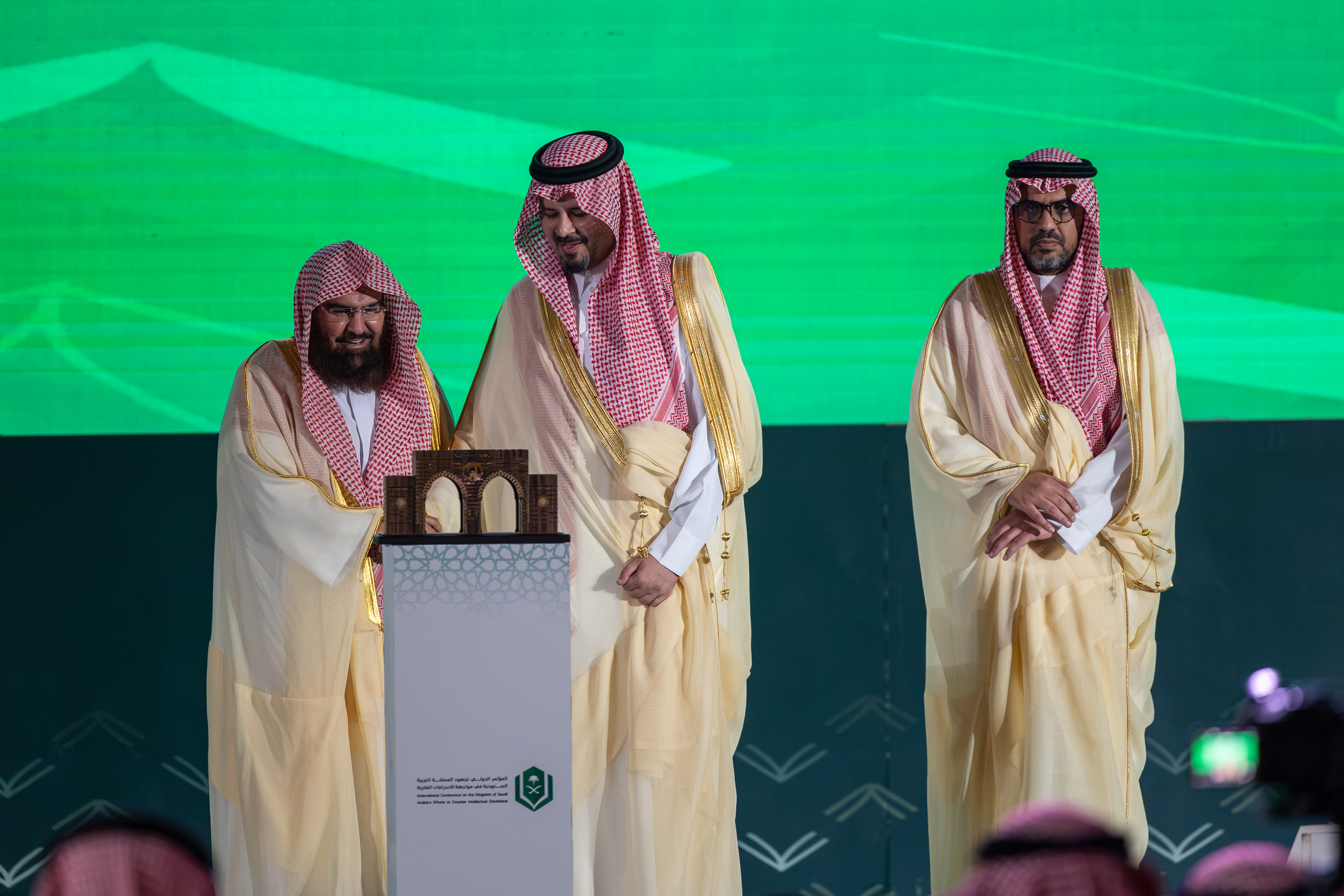 سمو أمير منطقة المدينة المنورة يفتتح أعمال المؤتمر الدولي لجهود المملكة في مواجهة الانحرافات الفكرية بالجامعة الإسلامية - 14