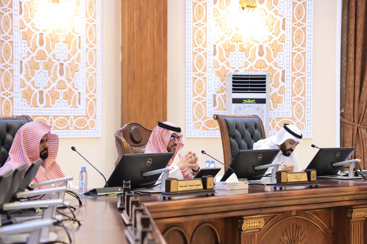 رئيس الجامعة الإسلامية، يترأس مجلس الجامعة في جلسته الحادية عشرة. - 1