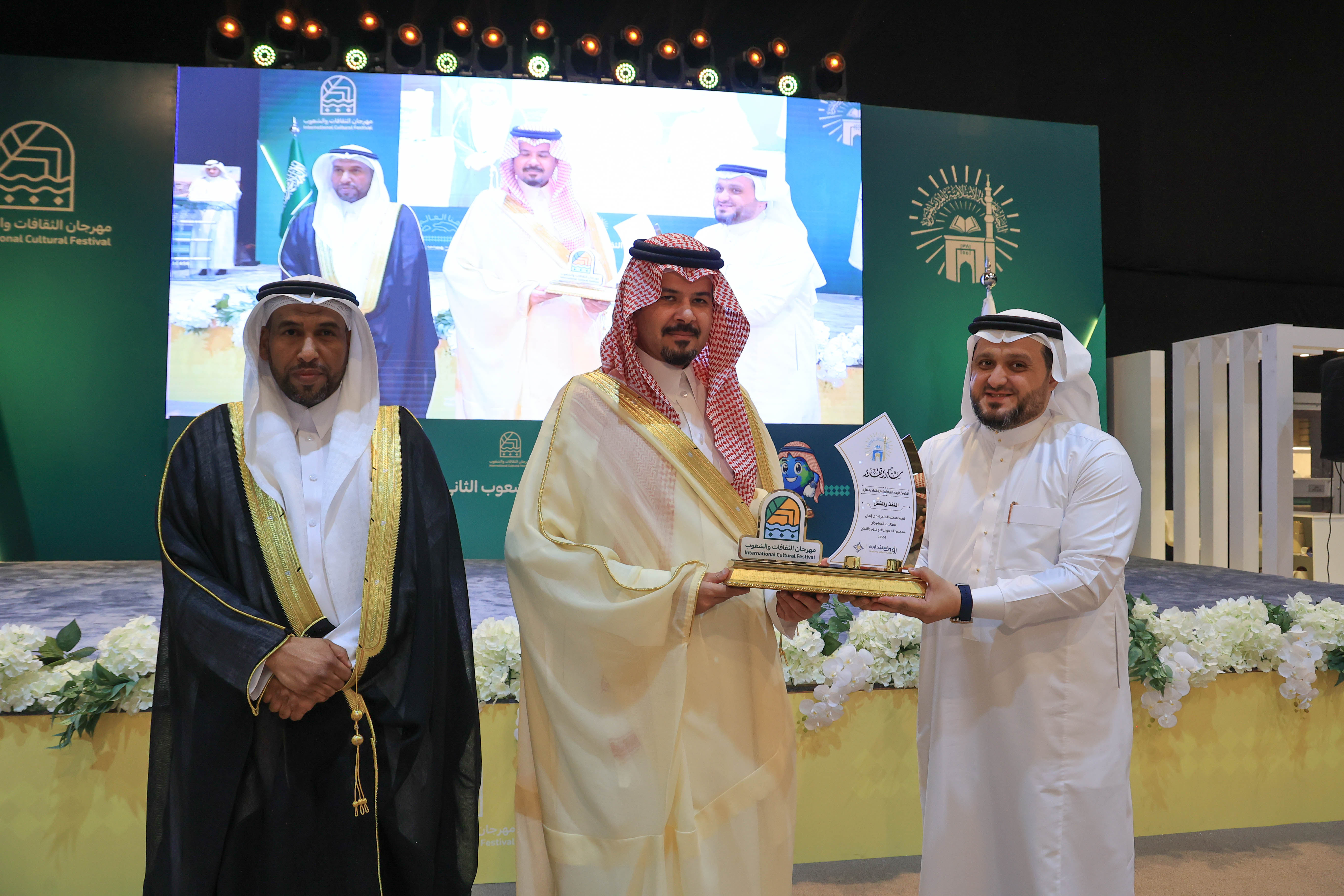 دشن صاحب السمو الملكي الأمير سلمان بن سلطان بن عبد العزيز، أمير منطقة المدينة المنورة، مهرجان الثقافات والشعوب في دورته الثانية عشرة. - 8
