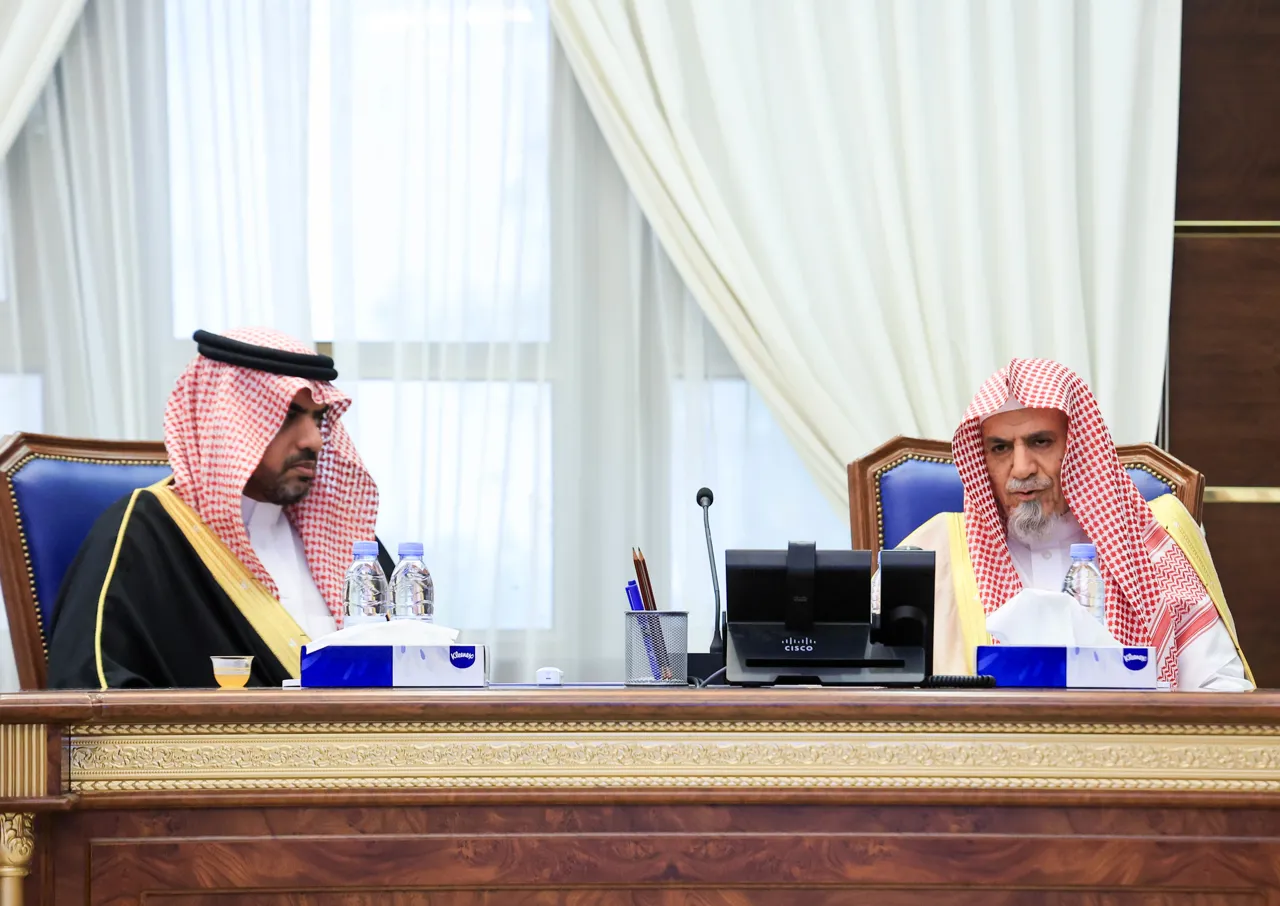 رئيس الجامعة الإسلامية د. صالح بن علي العقلا، يستقبل معالي الشيخ الدكتور صالح بن حميد إمام وخطيب المسجد الحرام وعضو هيئة كبار العلماء. - 1
