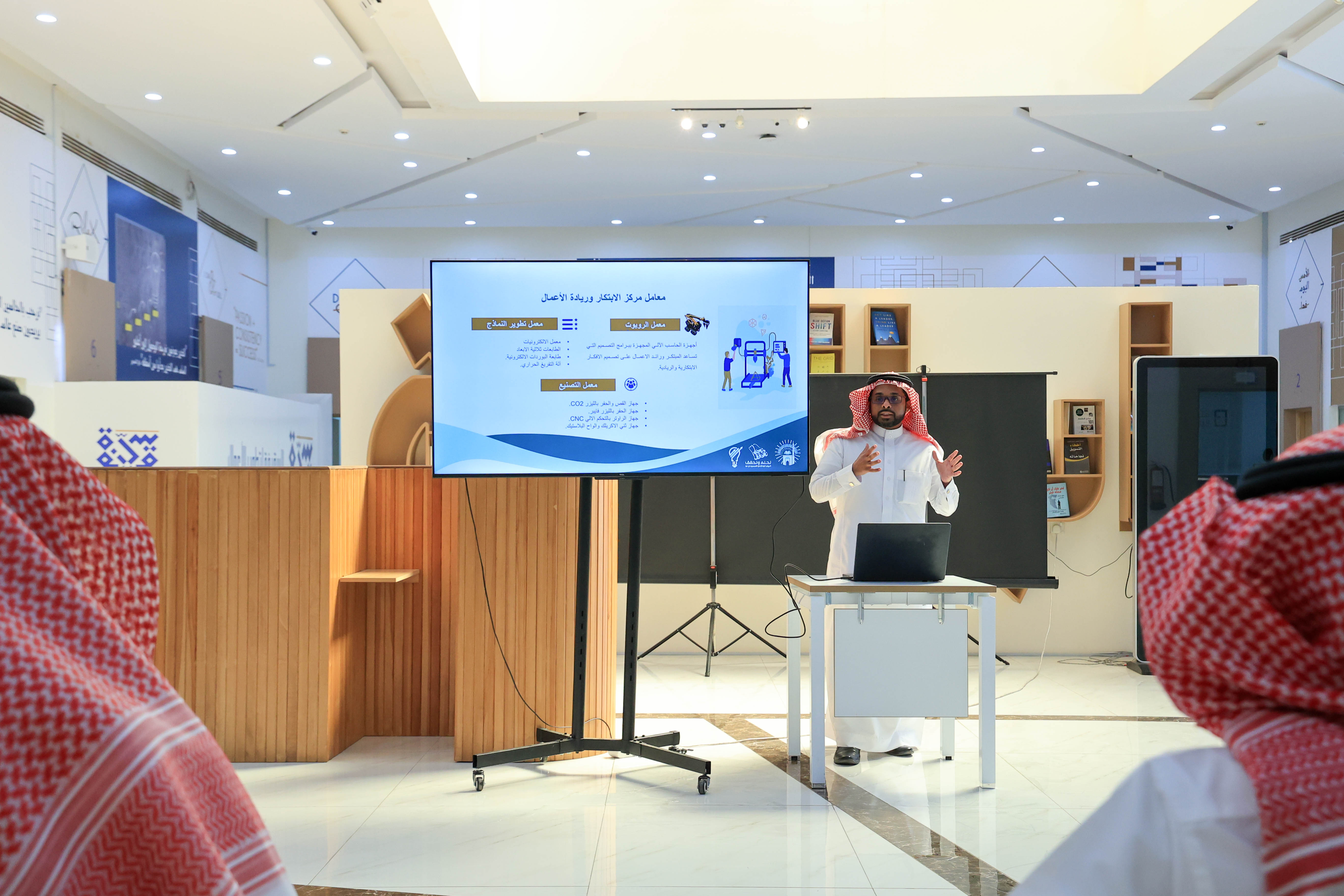 رئيس الجامعة الإسلامية د. صالح بن علي العقلا، يستقبل وفدًا من وزارة الداخلية، والمديرية العامة للجوازات. - 6