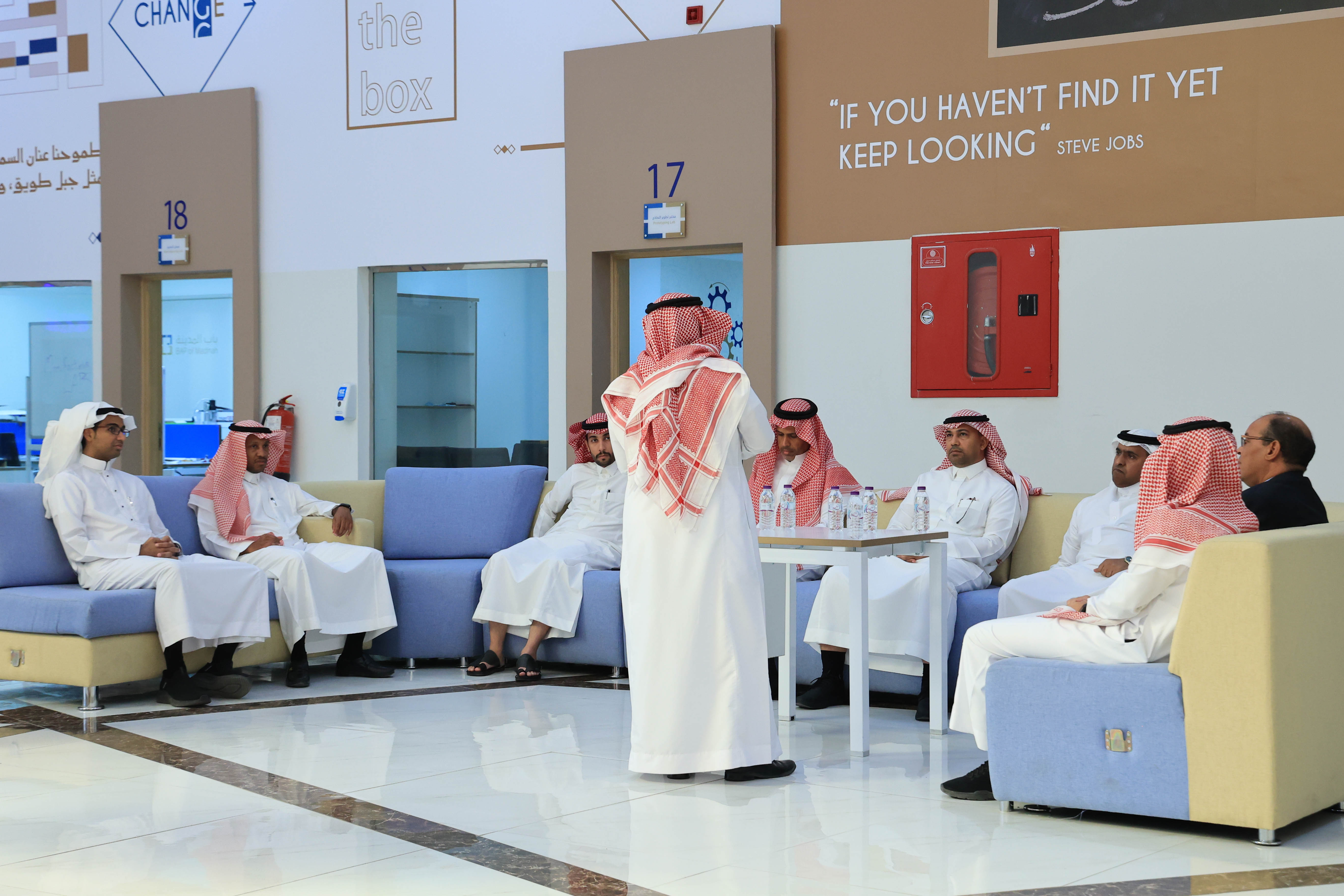 رئيس الجامعة الإسلامية د. صالح بن علي العقلا، يستقبل وفدًا من وزارة الداخلية، والمديرية العامة للجوازات. - 5