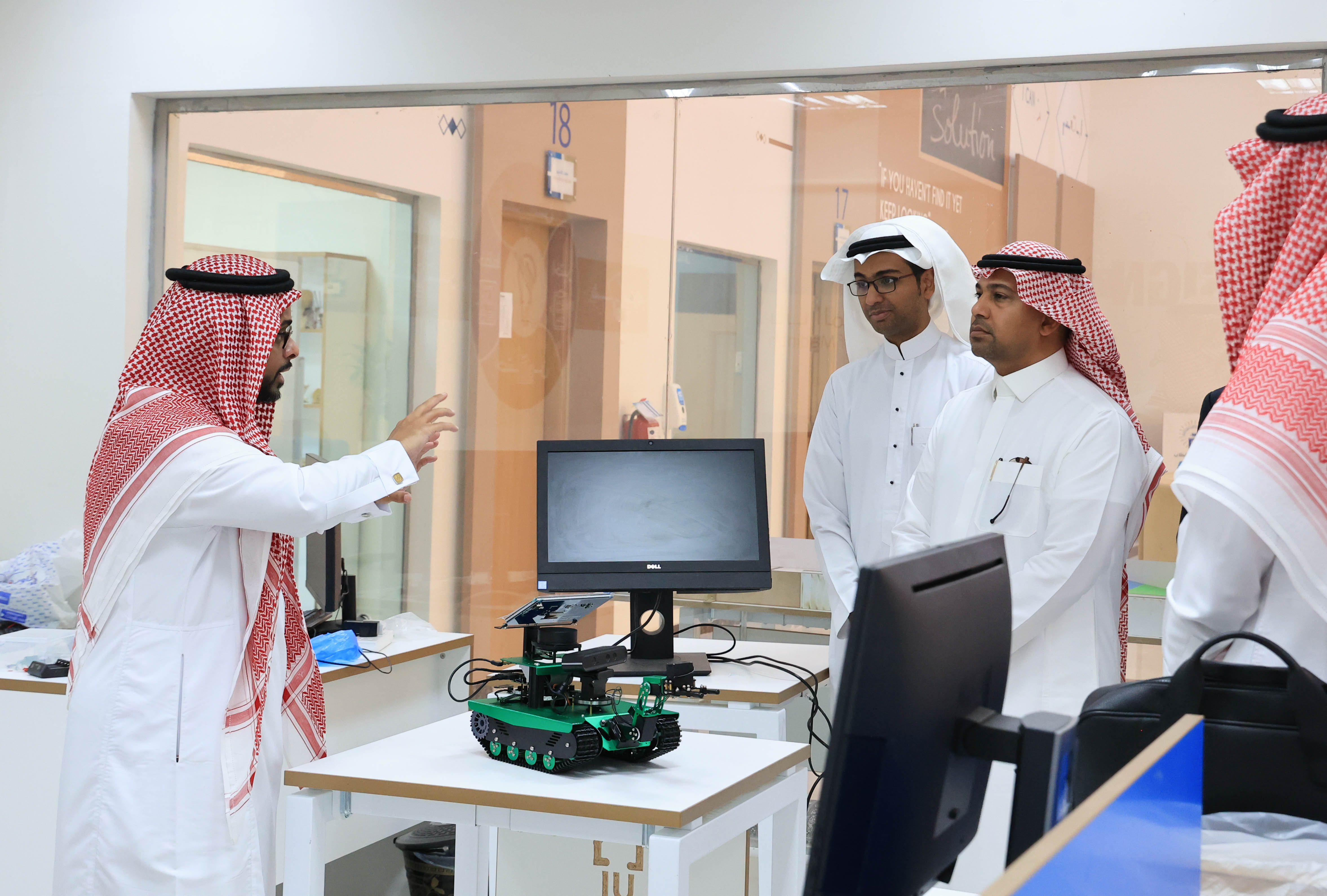 رئيس الجامعة الإسلامية د. صالح بن علي العقلا، يستقبل وفدًا من وزارة الداخلية، والمديرية العامة للجوازات. - 3