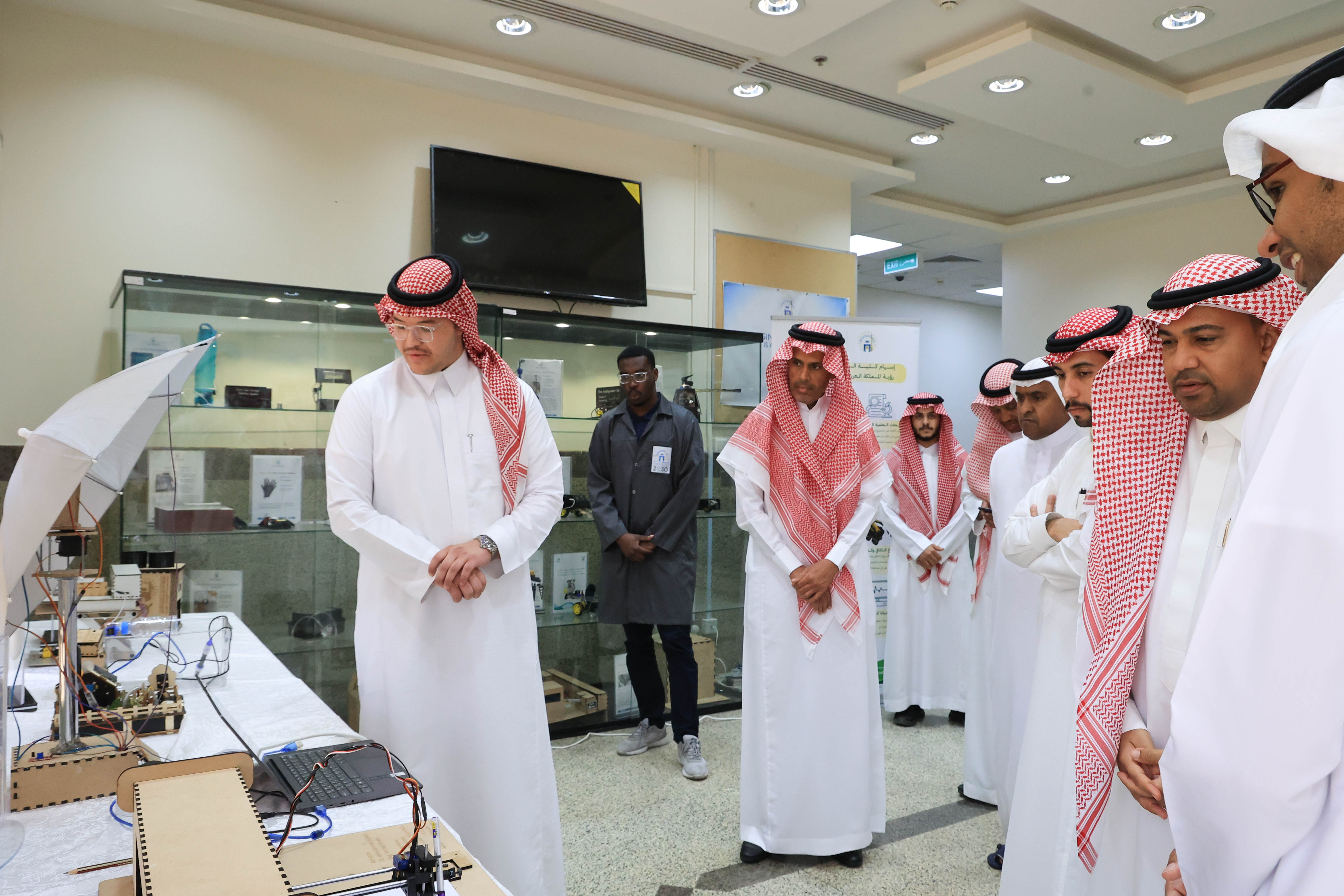 رئيس الجامعة الإسلامية د. صالح بن علي العقلا، يستقبل وفدًا من وزارة الداخلية، والمديرية العامة للجوازات. - 4
