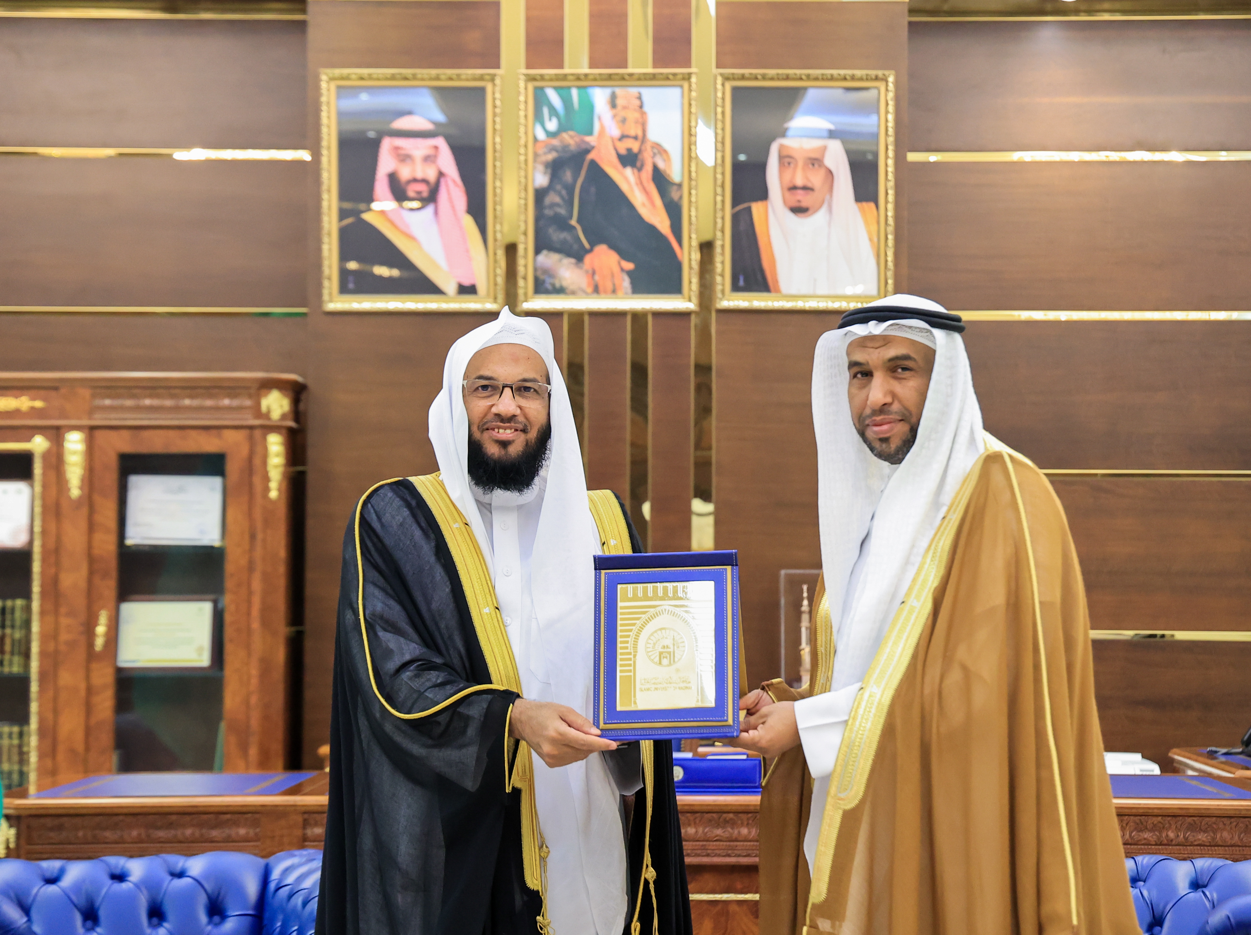 استقبل سعادة رئيس ⁧#الجامعة_الإسلامية⁩ المكلف  أ. د. حسن بن عبد المنعم العوفي، المدير التنفيذي لمجمع خادم الحرمين الشريفين للحديث النبوي الشريف د. رباح العنزي - 1