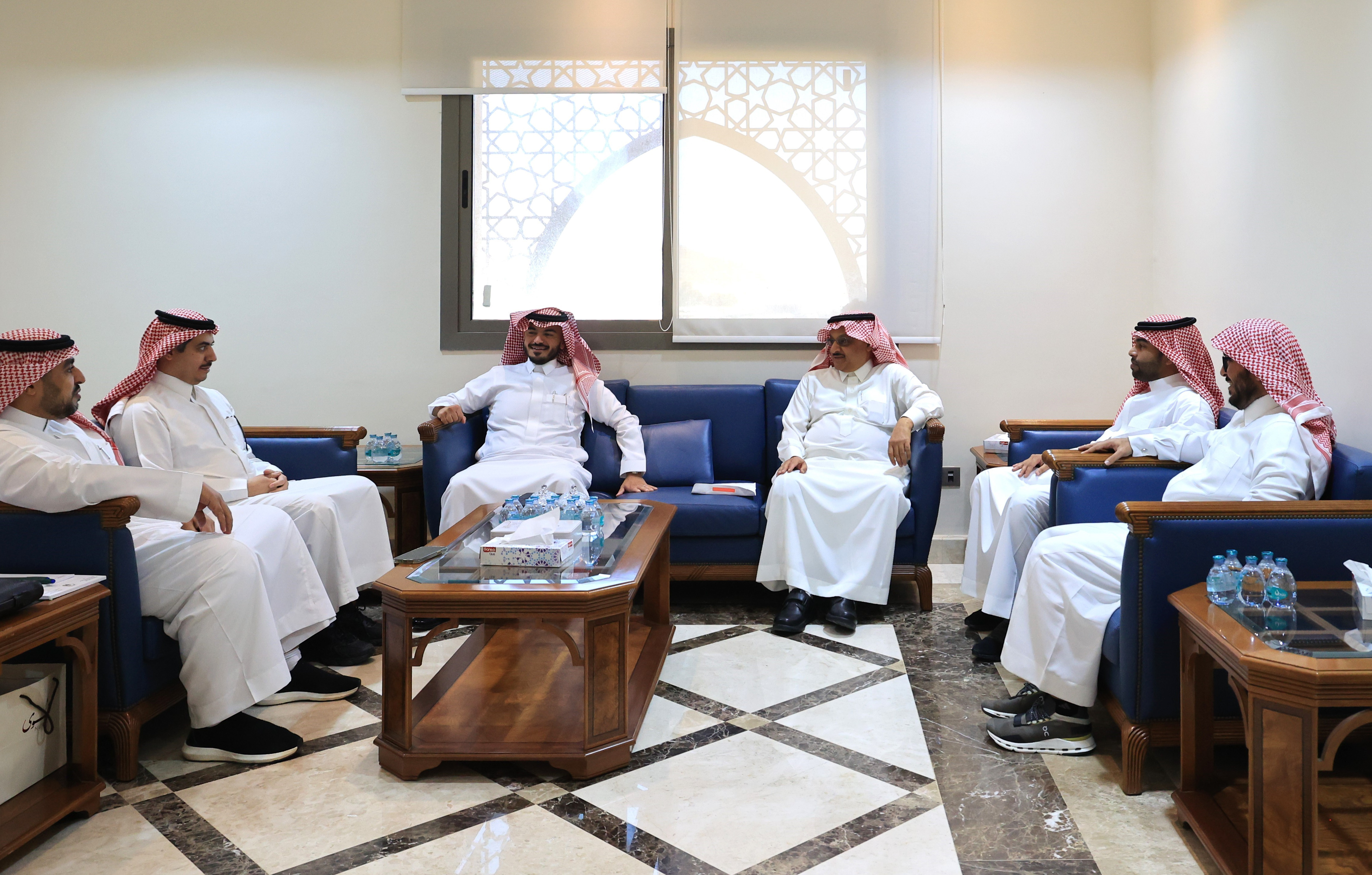 اجتماع لجنة الاستثمار بالجامعة الاسلامية برئاسة سعادة رئيس الجامعة المكلف أ. د. حسن بن عبدالمنعم العوفي لمناقشة خطة وسياسة الاستثمار في الجامعة - 8