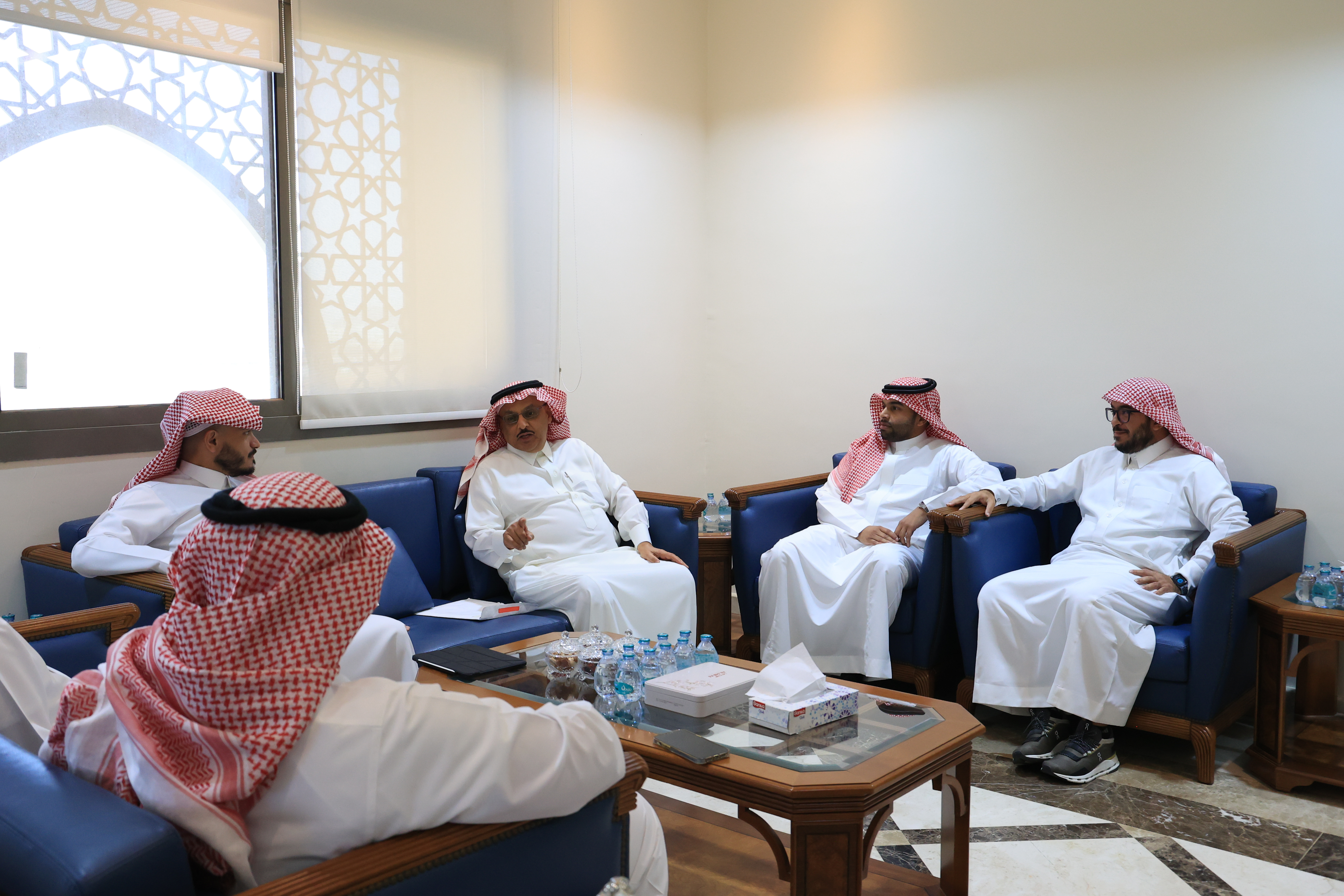 اجتماع لجنة الاستثمار بالجامعة الاسلامية برئاسة سعادة رئيس الجامعة المكلف أ. د. حسن بن عبدالمنعم العوفي لمناقشة خطة وسياسة الاستثمار في الجامعة - 7