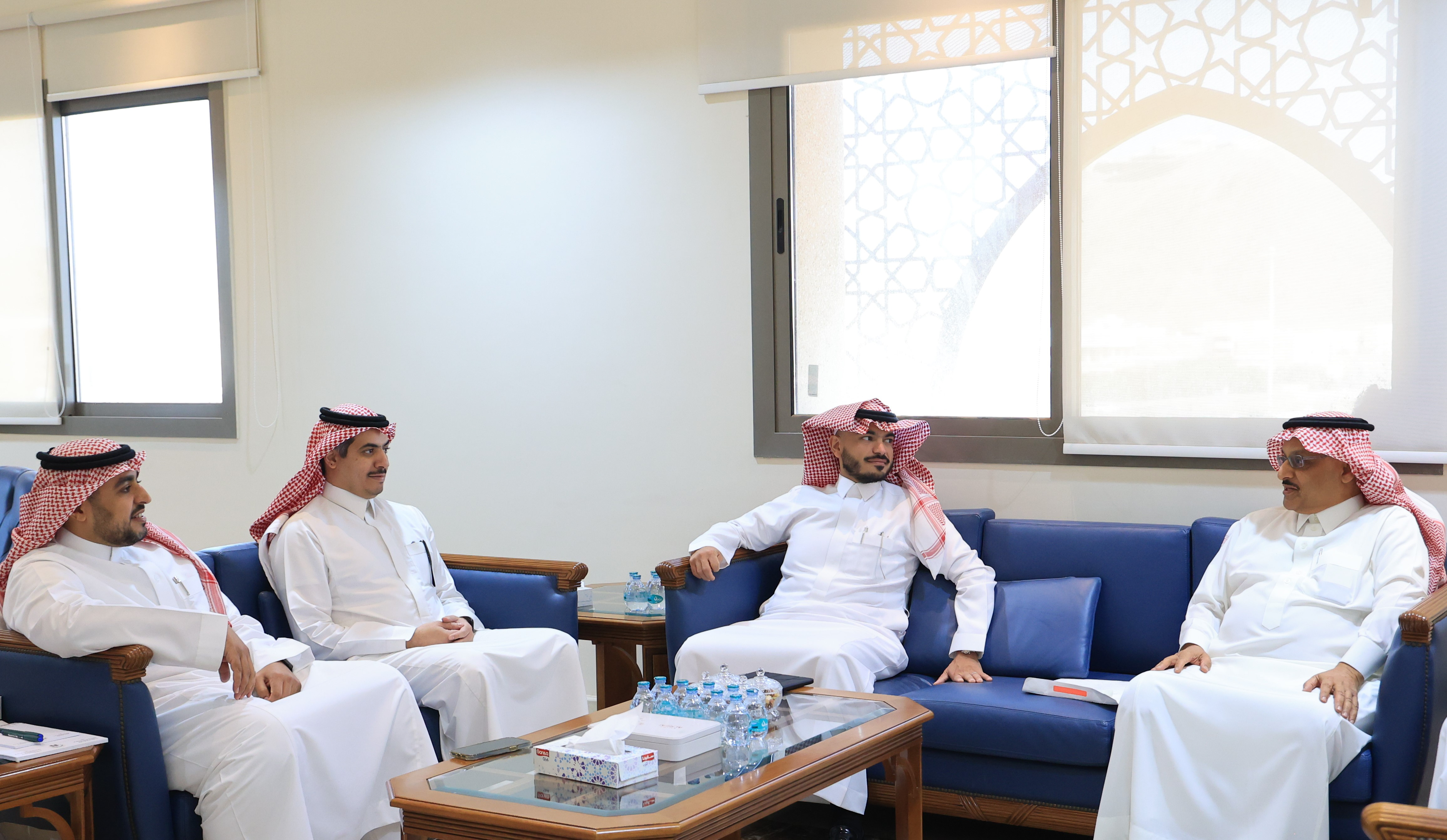 اجتماع لجنة الاستثمار بالجامعة الاسلامية برئاسة سعادة رئيس الجامعة المكلف أ. د. حسن بن عبدالمنعم العوفي لمناقشة خطة وسياسة الاستثمار في الجامعة - 6