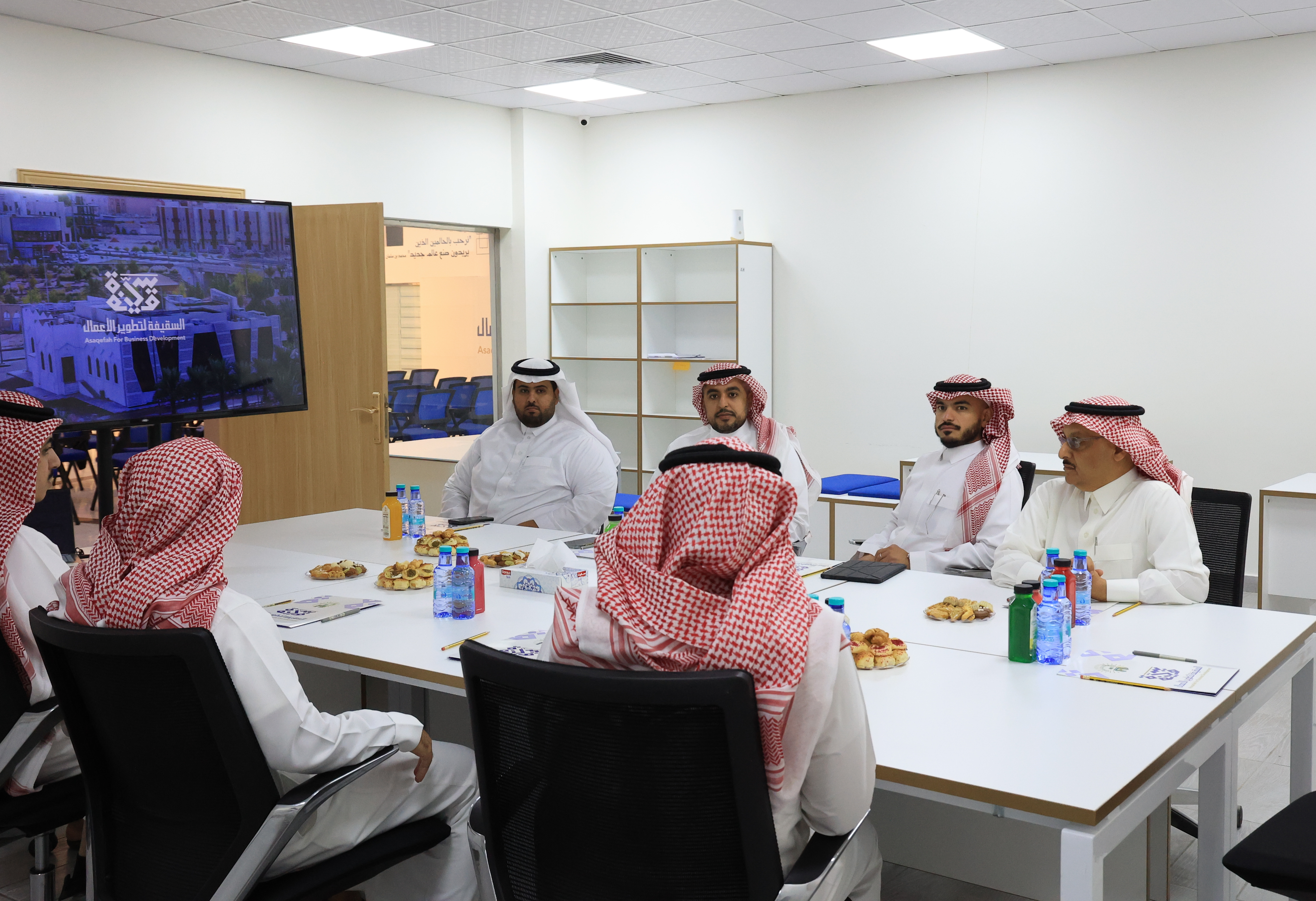 اجتماع لجنة الاستثمار بالجامعة الاسلامية برئاسة سعادة رئيس الجامعة المكلف أ. د. حسن بن عبدالمنعم العوفي لمناقشة خطة وسياسة الاستثمار في الجامعة - 11