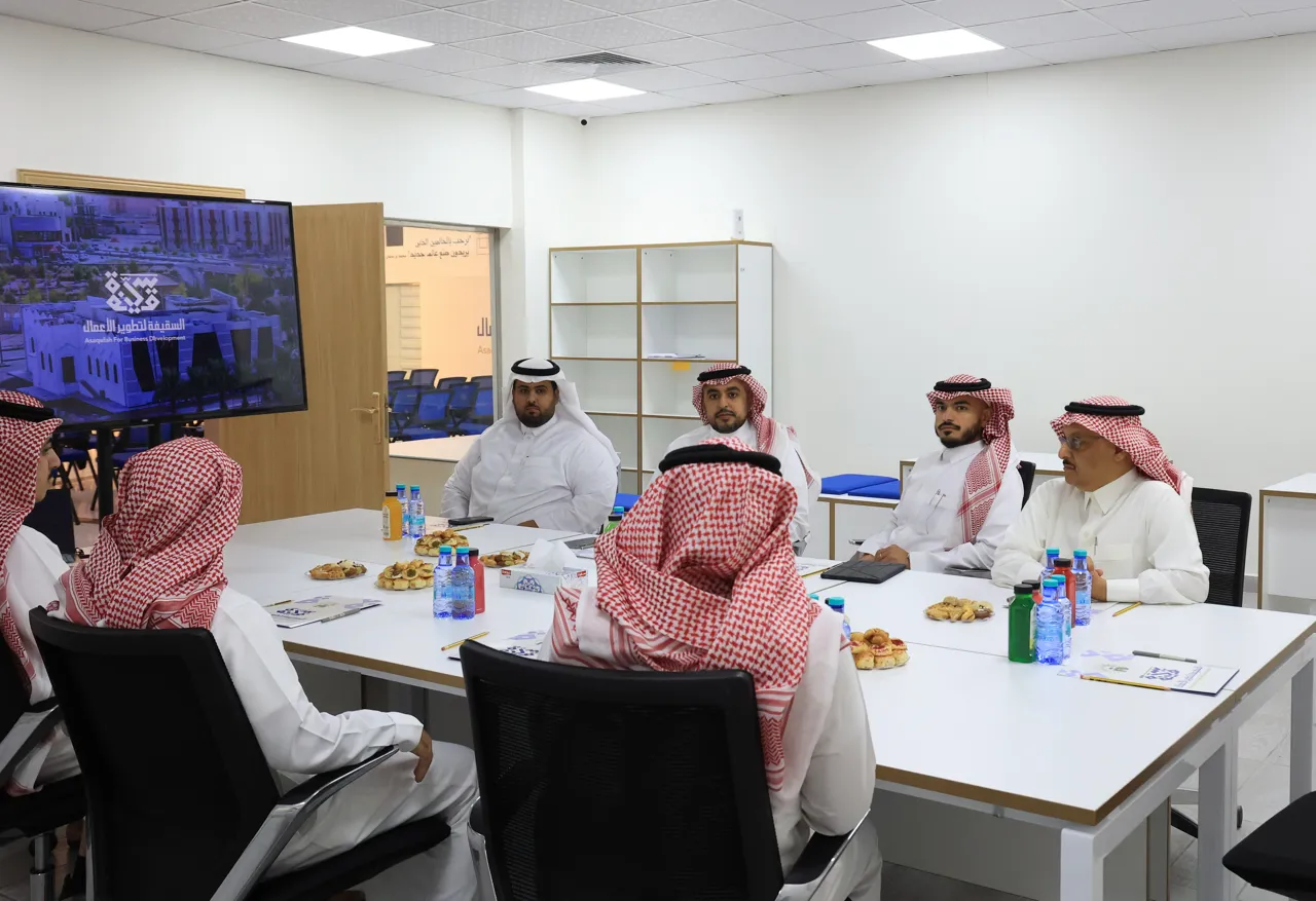 اجتماع لجنة الاستثمار بالجامعة الاسلامية برئاسة سعادة رئيس الجامعة المكلف أ. د. حسن بن عبدالمنعم العوفي لمناقشة خطة وسياسة الاستثمار في الجامعة - 11