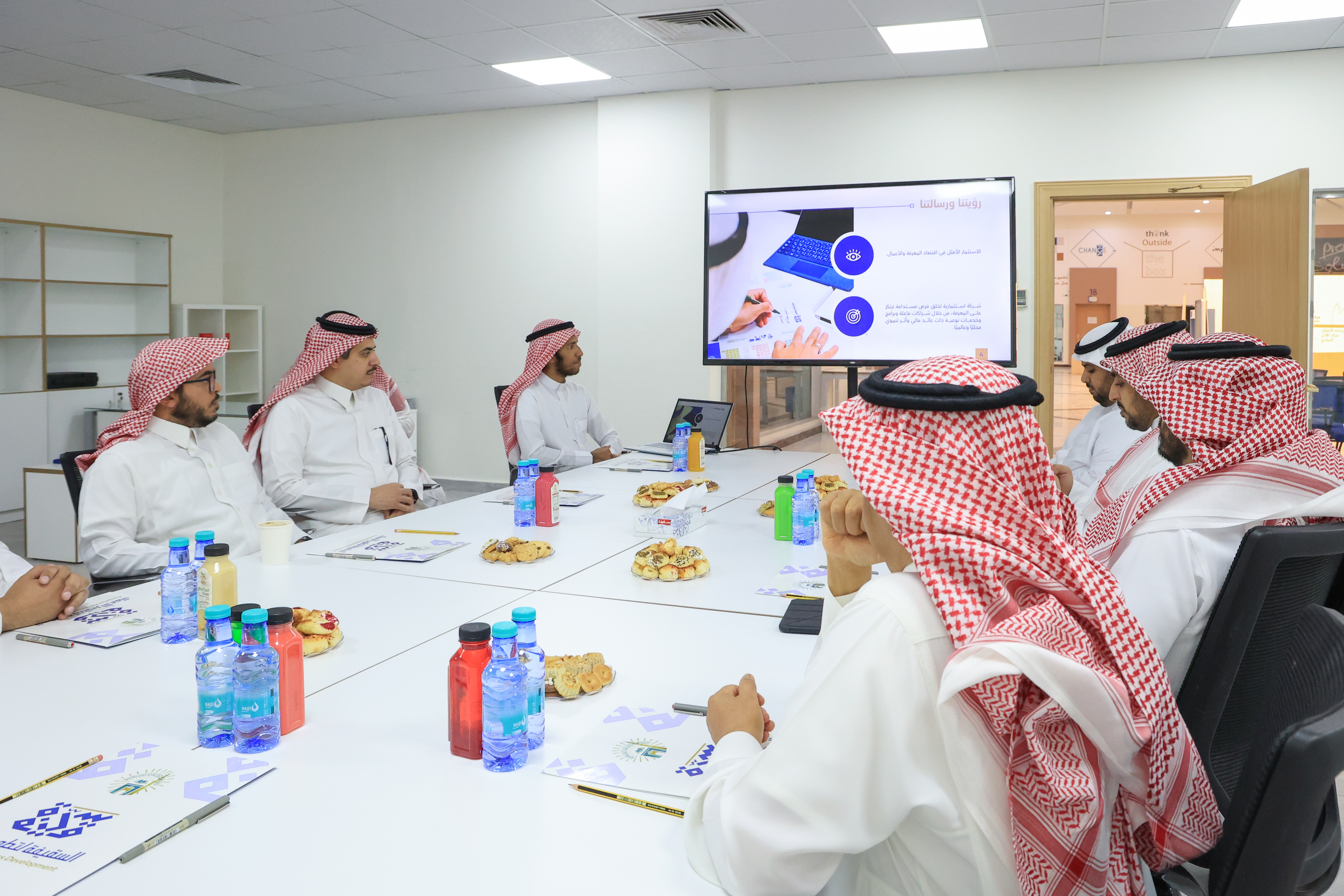 اجتماع لجنة الاستثمار بالجامعة الاسلامية برئاسة سعادة رئيس الجامعة المكلف أ. د. حسن بن عبدالمنعم العوفي لمناقشة خطة وسياسة الاستثمار في الجامعة - 9