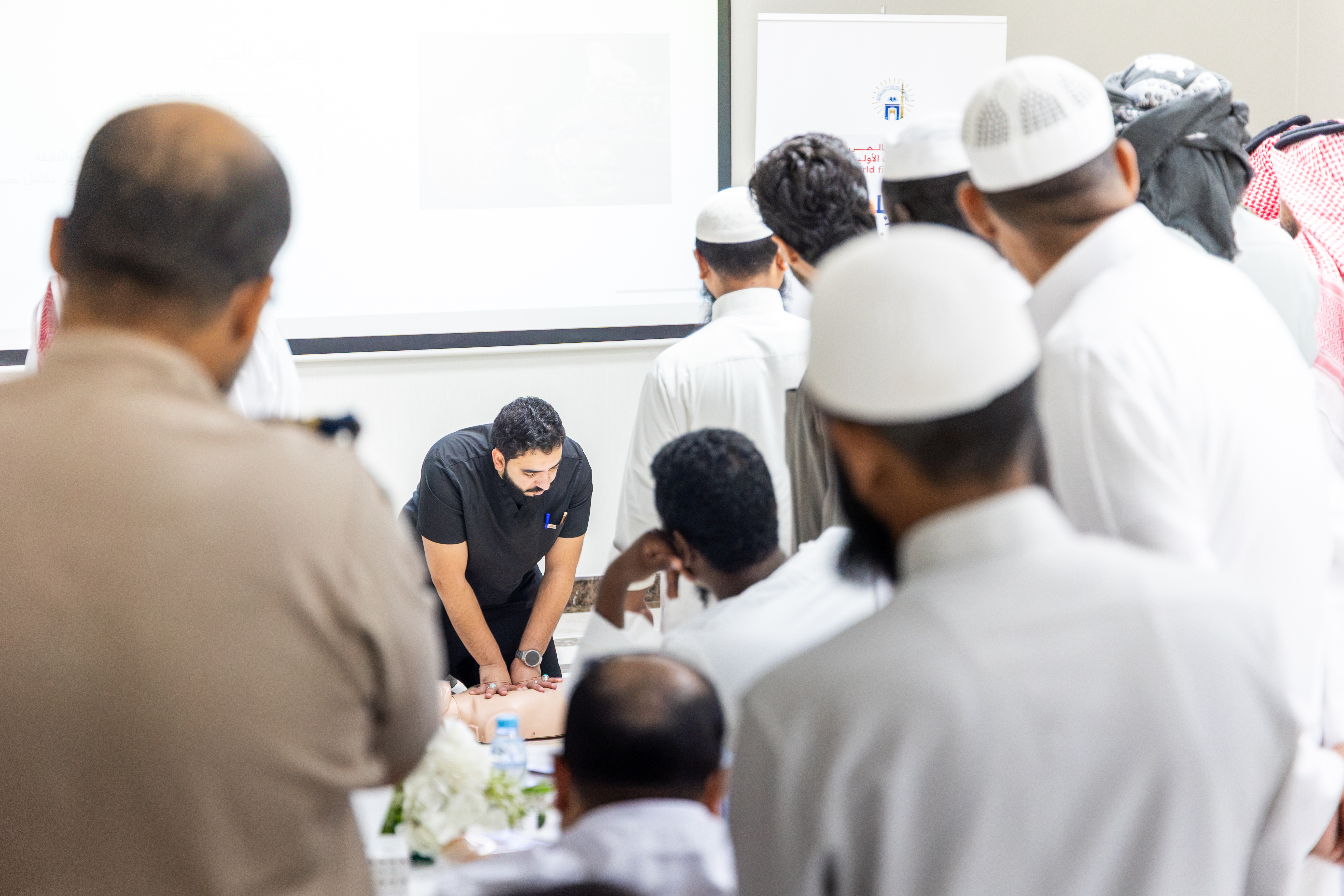 «سفير واعي» يدرّب منسوبي الجامعة الإسلامية على الإسعافات الأولية والتعامل مع الحالات الطارئة - 1