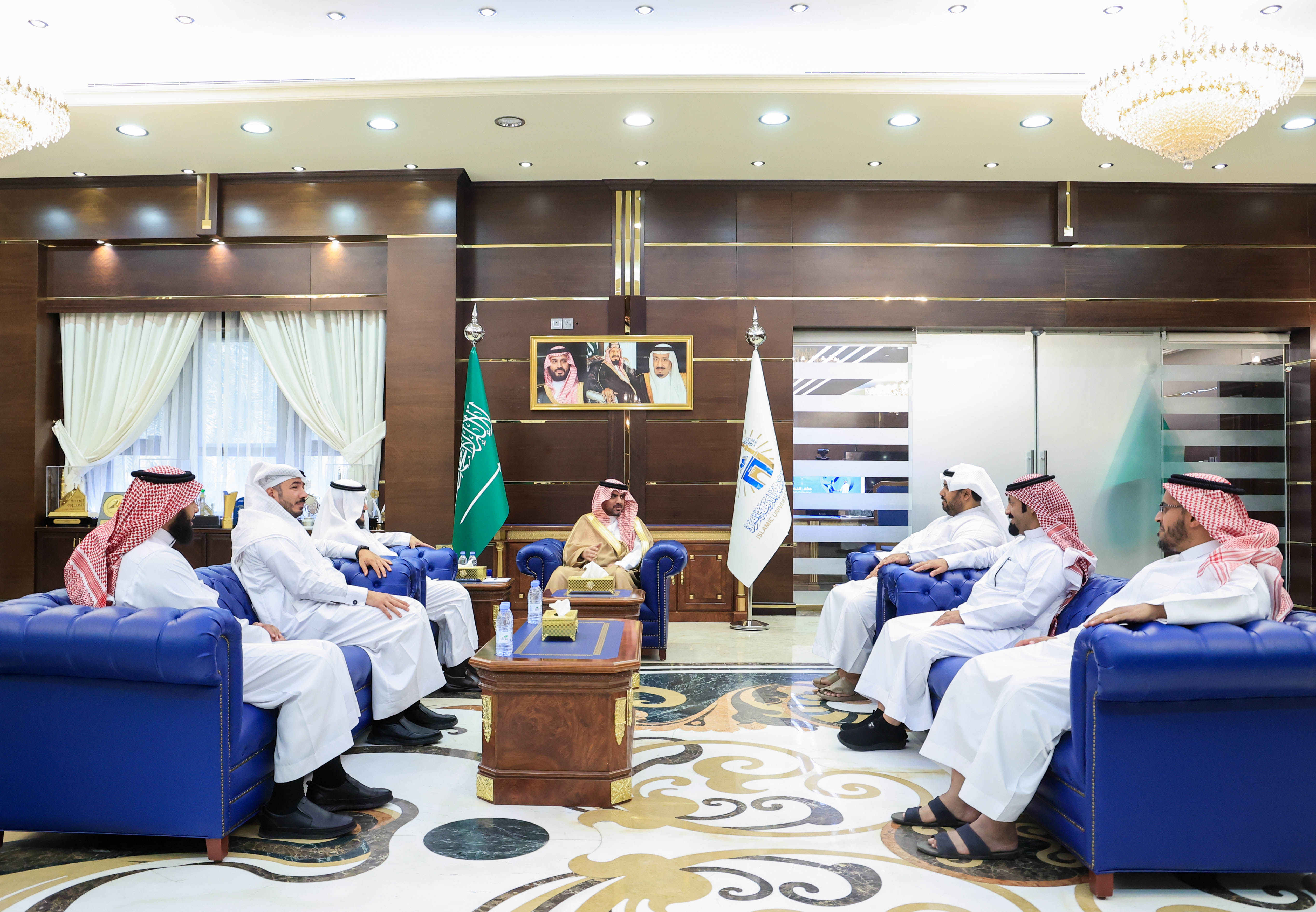 رئيس الجامعة الإسلامية، د. صالح بن علي العقلا، يستقبل الأمين العام لوقف الشفاء د. عبدالمحسن بن معيض الحربي. - 1