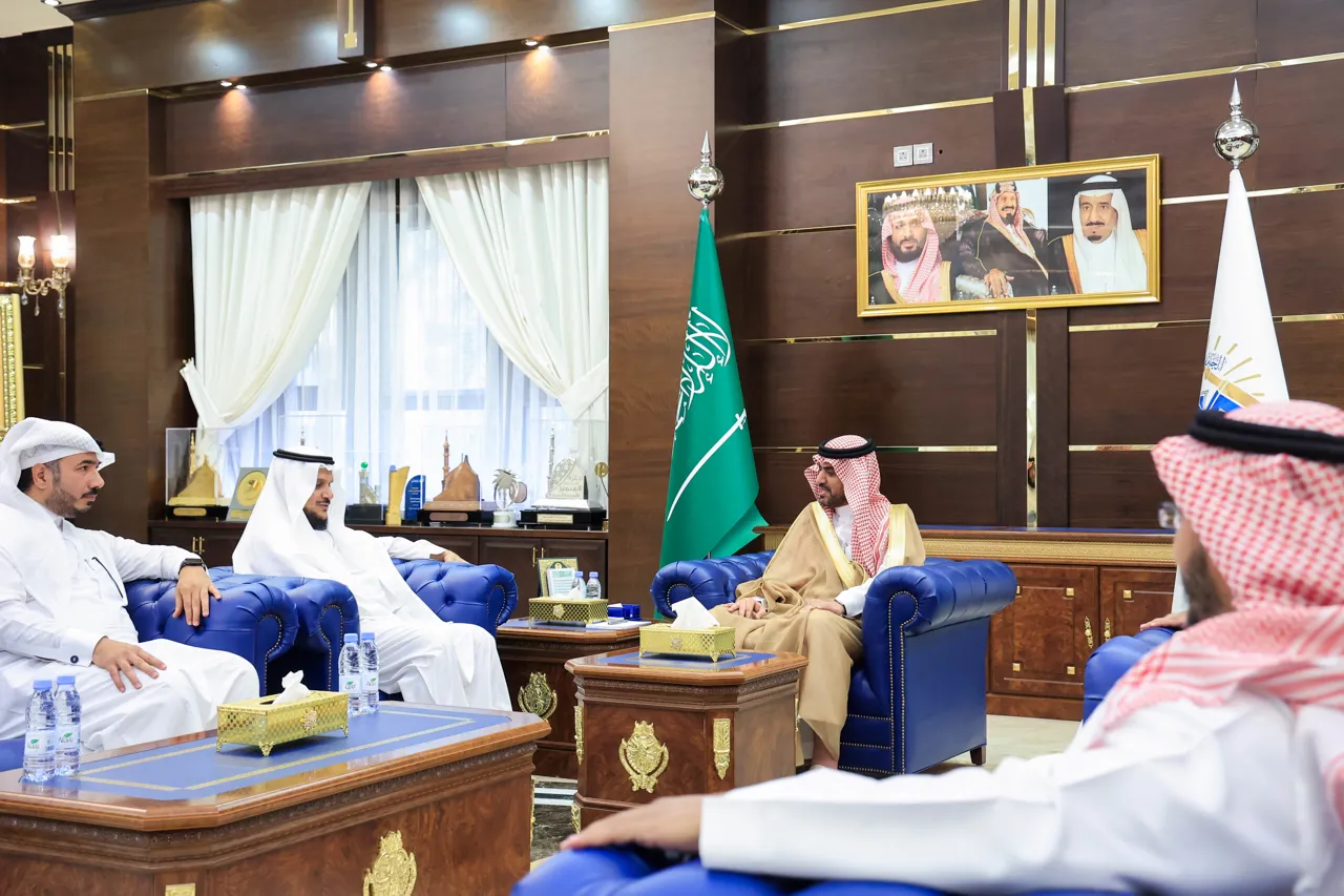 رئيس الجامعة الإسلامية، د. صالح بن علي العقلا، يستقبل الأمين العام لوقف الشفاء د. عبدالمحسن بن معيض الحربي. - 2