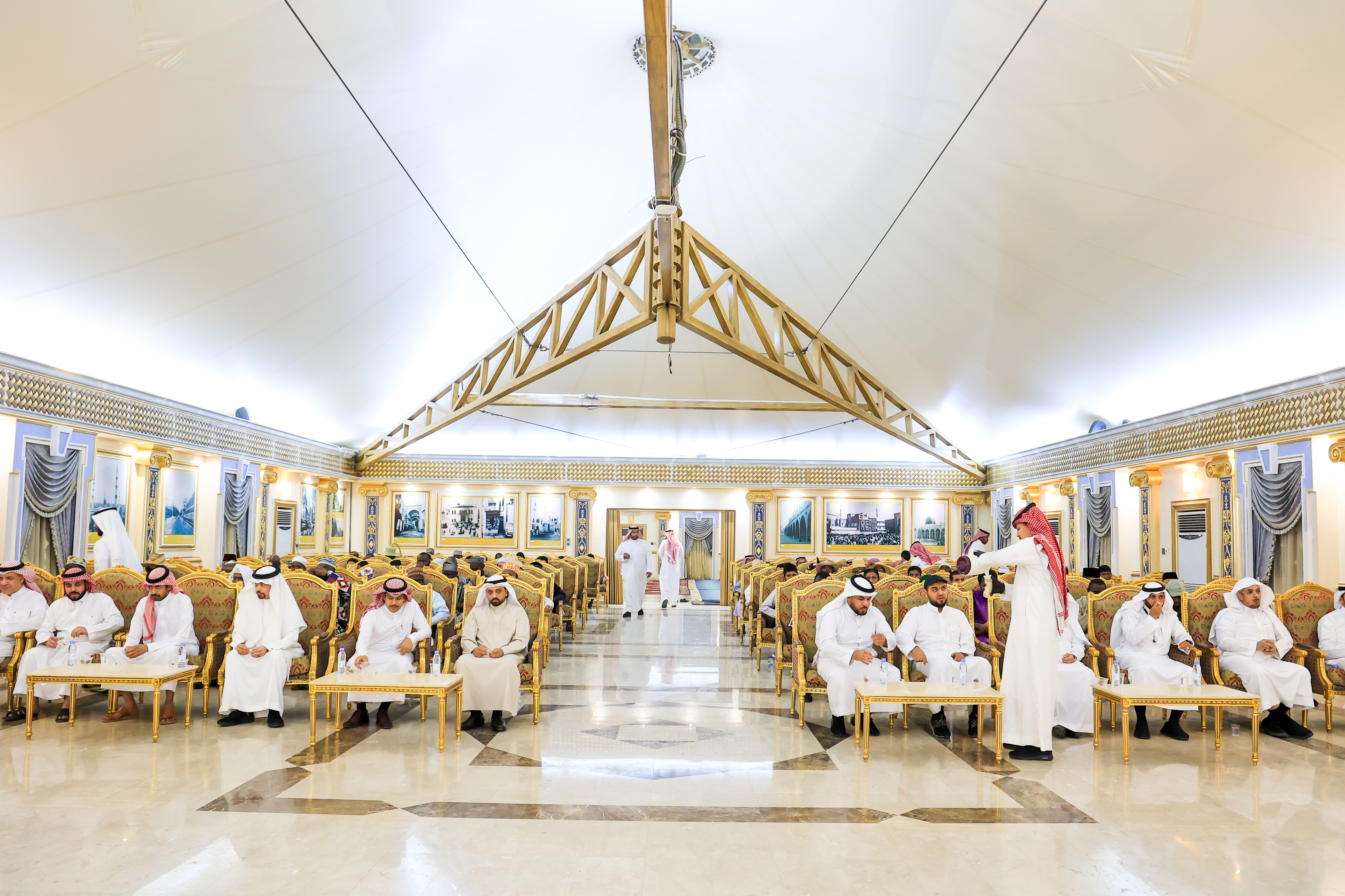 سعادة رئيس الجامعة الإسلامية المكلف أ. د. حسن بن عبدالمنعم العوفي، وبحضور وكلاء الجامعة ومسؤوليها، يشارك الطلاب في فعالية الإفطار الرمضاني  - 2