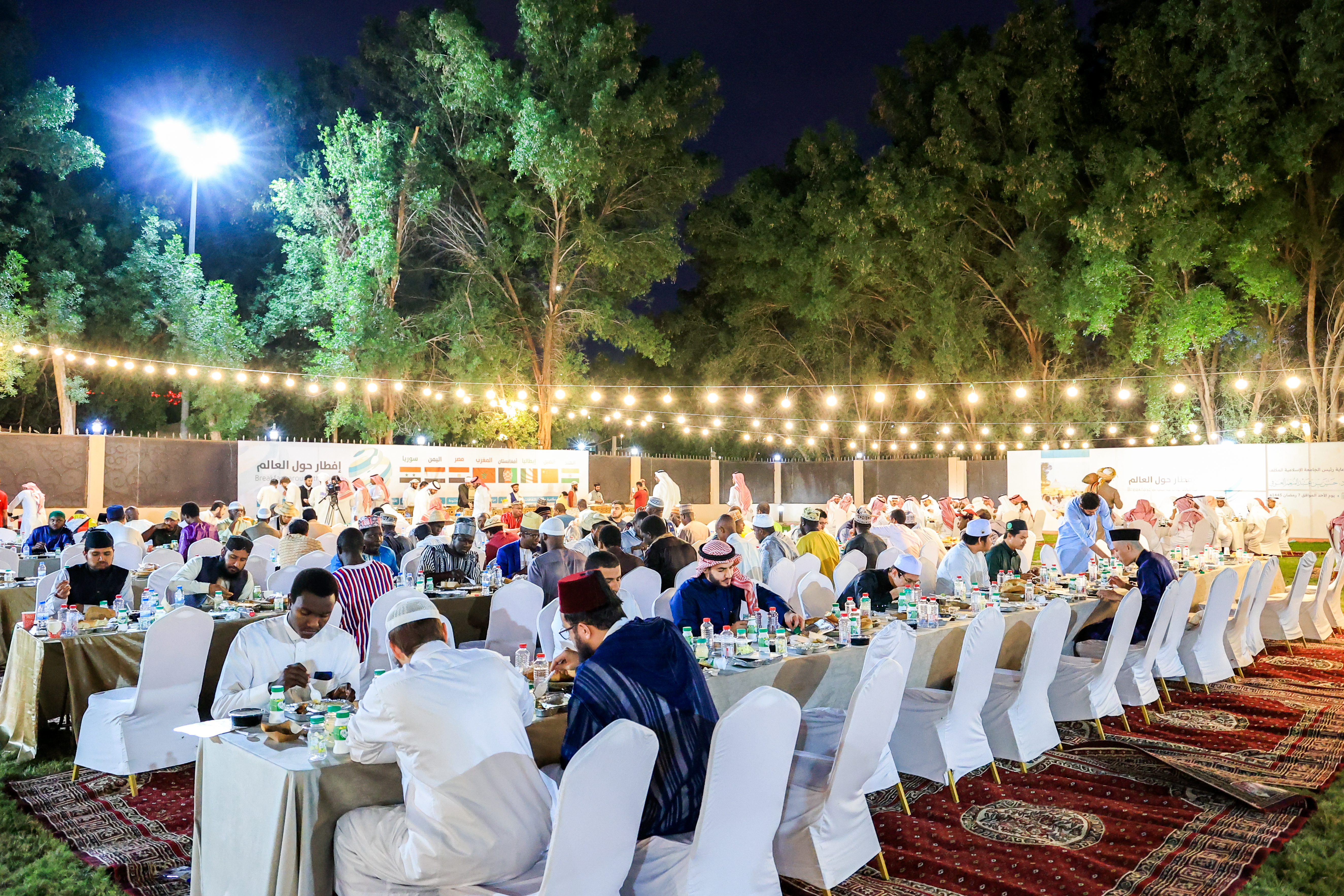 سعادة رئيس الجامعة الإسلامية المكلف أ. د. حسن بن عبدالمنعم العوفي، وبحضور وكلاء الجامعة ومسؤوليها، يشارك الطلاب في فعالية الإفطار الرمضاني  - 8