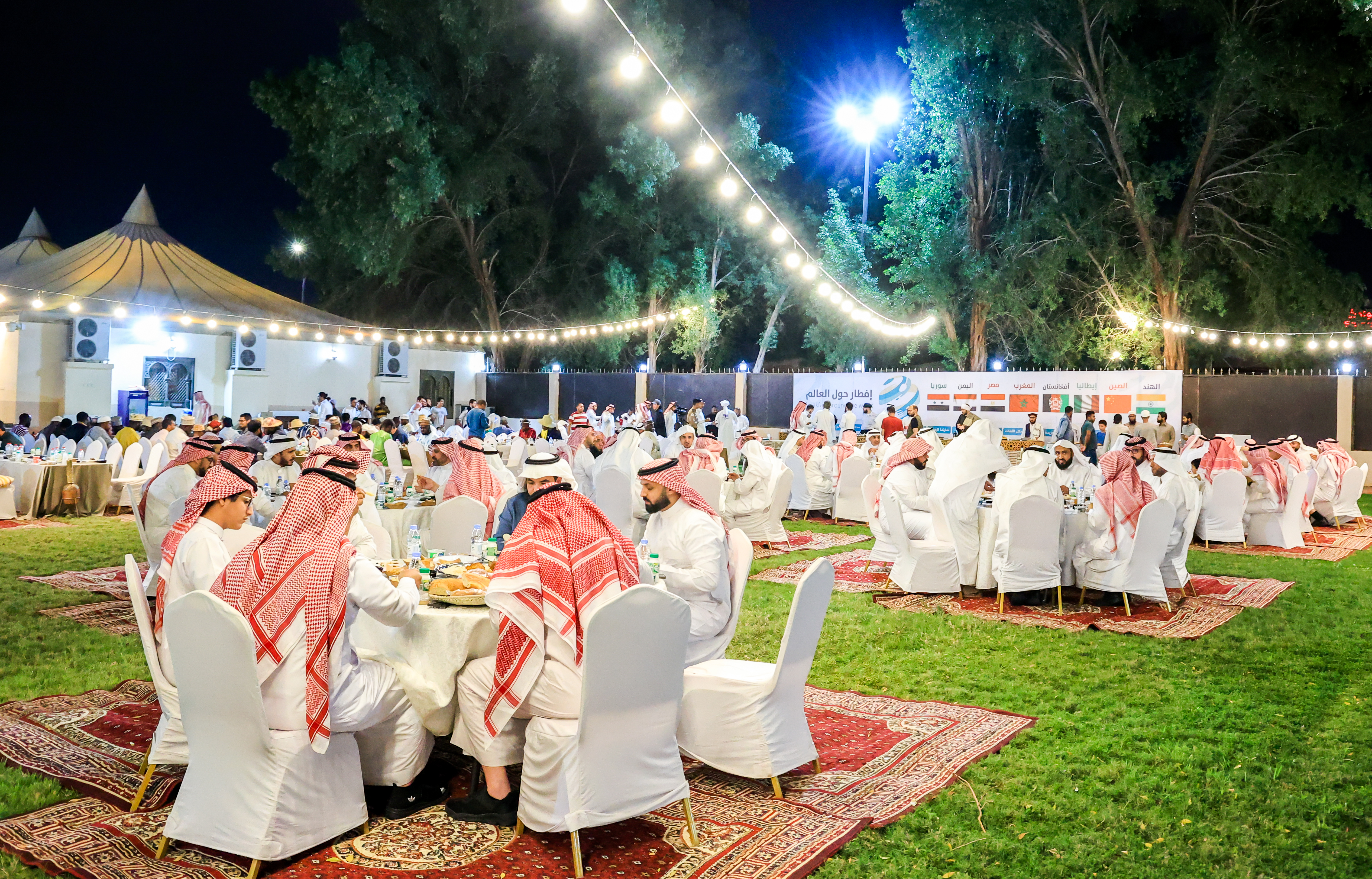 سعادة رئيس الجامعة الإسلامية المكلف أ. د. حسن بن عبدالمنعم العوفي، وبحضور وكلاء الجامعة ومسؤوليها، يشارك الطلاب في فعالية الإفطار الرمضاني  - 9