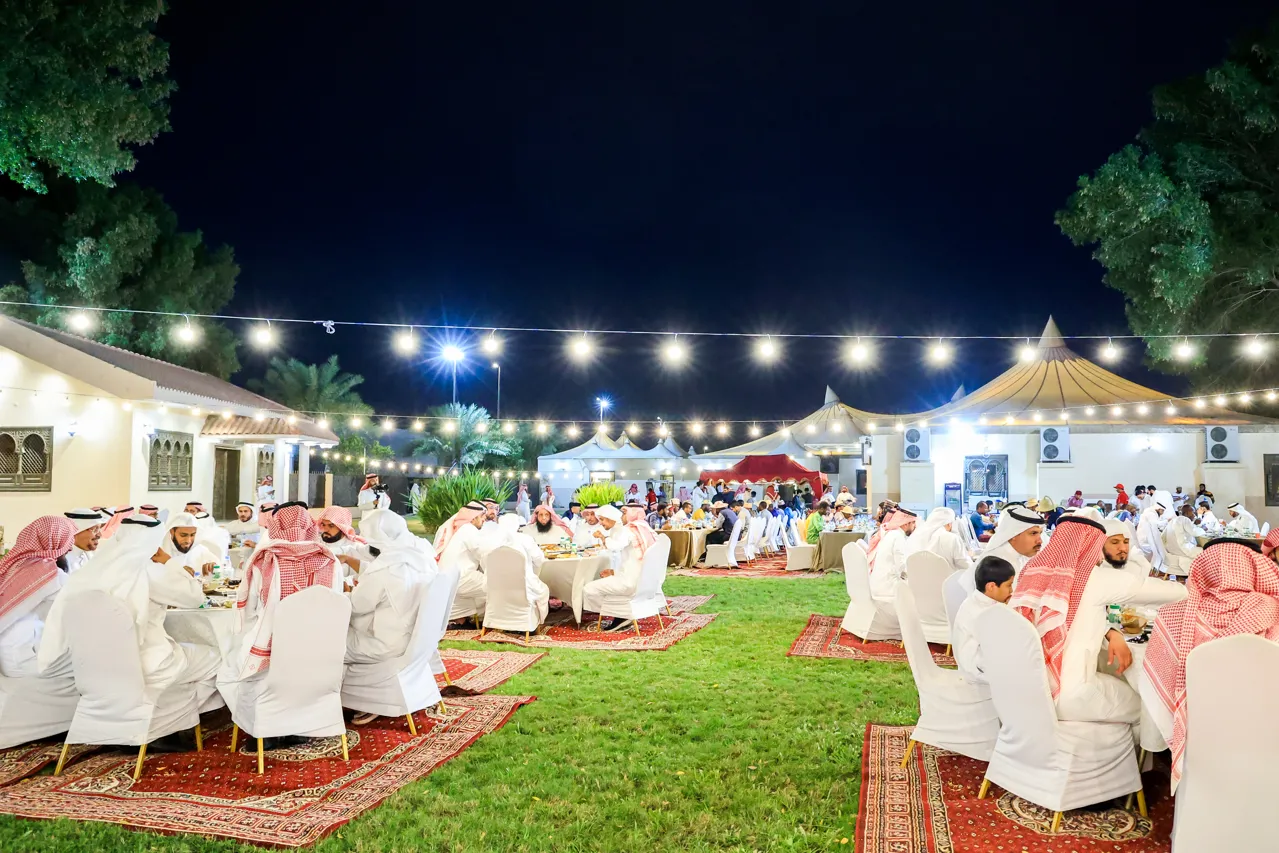 سعادة رئيس الجامعة الإسلامية المكلف أ. د. حسن بن عبدالمنعم العوفي، وبحضور وكلاء الجامعة ومسؤوليها، يشارك الطلاب في فعالية الإفطار الرمضاني - 10