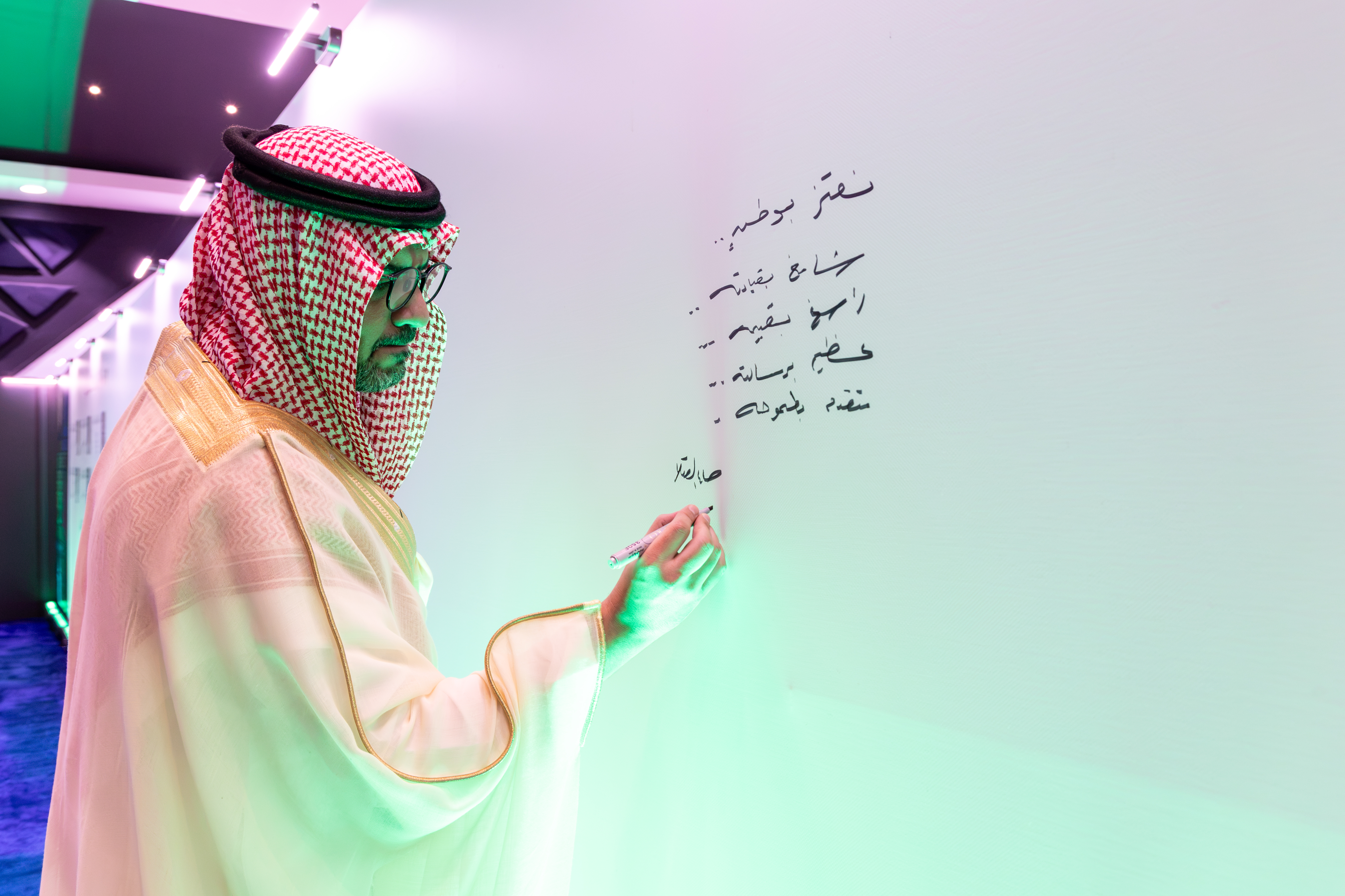رئيس الجامعة الإسلامية يدشّن فعاليات احتفاء الجامعة باليوم الوطني السعودي الـ 96 «عزنا بطبعنا» - 8