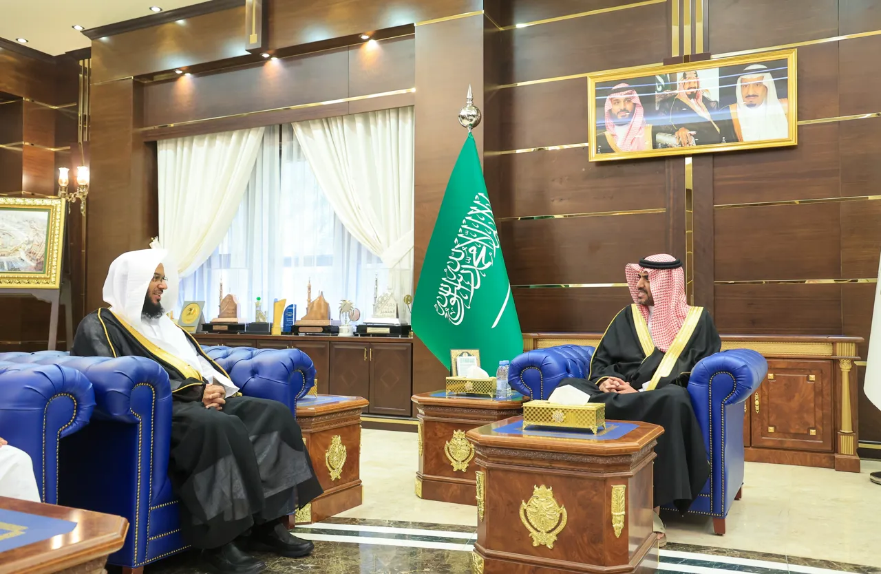 رئيس الجامعة الإسلامية د. صالح بن علي العقلا، يستقبل المدير التنفيذي لمجمع خادم الحرمين الشريفين للحديث النبوي الشريف د. رباح بن رضيمان العنزي. - 1