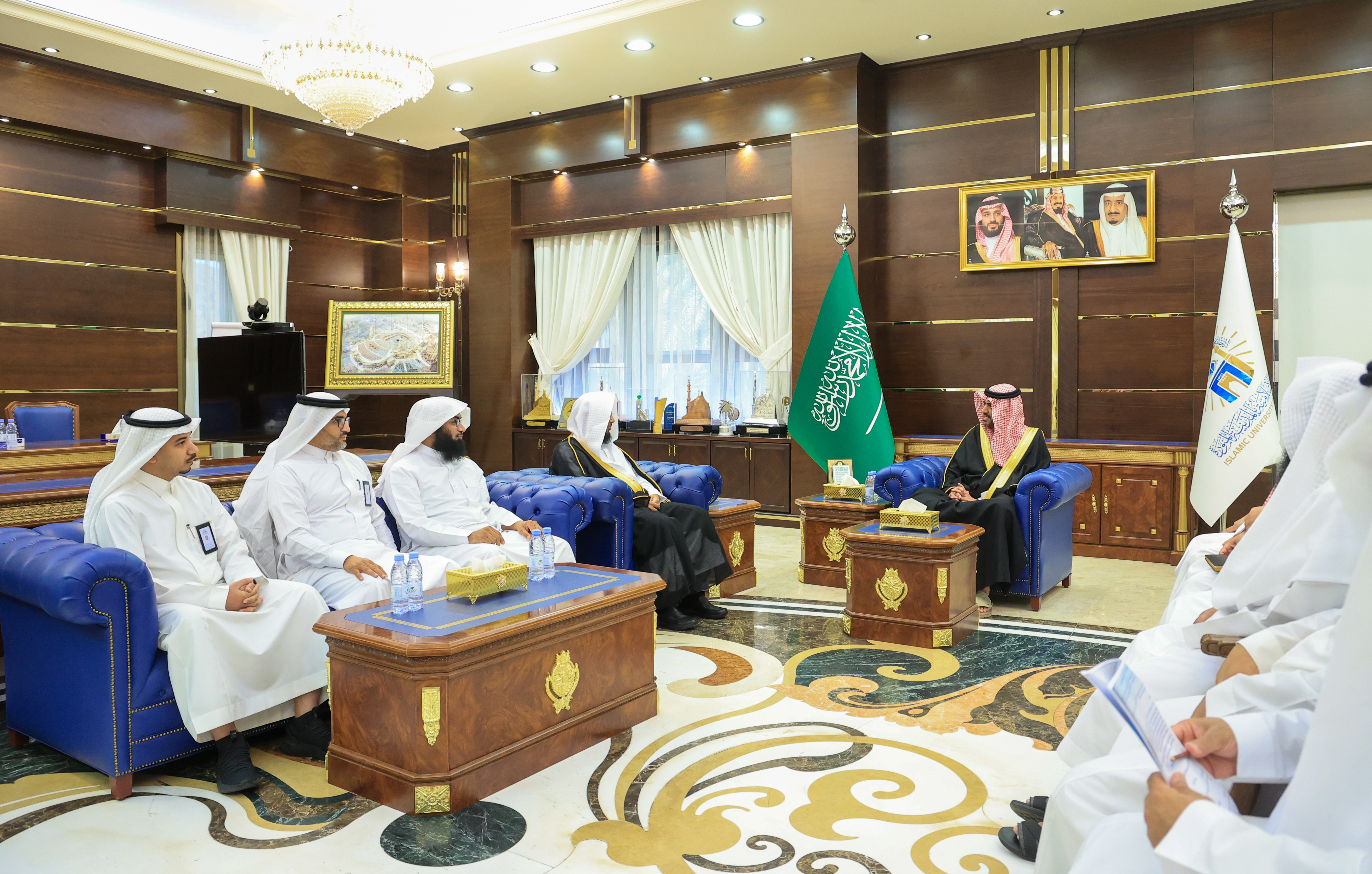 رئيس الجامعة الإسلامية د. صالح بن علي العقلا، يستقبل المدير التنفيذي لمجمع خادم الحرمين الشريفين للحديث النبوي الشريف د. رباح بن رضيمان العنزي. - 2