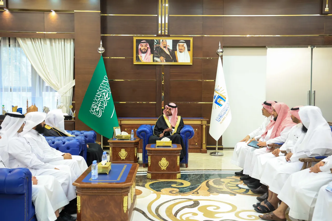 رئيس الجامعة الإسلامية د. صالح بن علي العقلا، يستقبل المدير التنفيذي لمجمع خادم الحرمين الشريفين للحديث النبوي الشريف د. رباح بن رضيمان العنزي. - 3