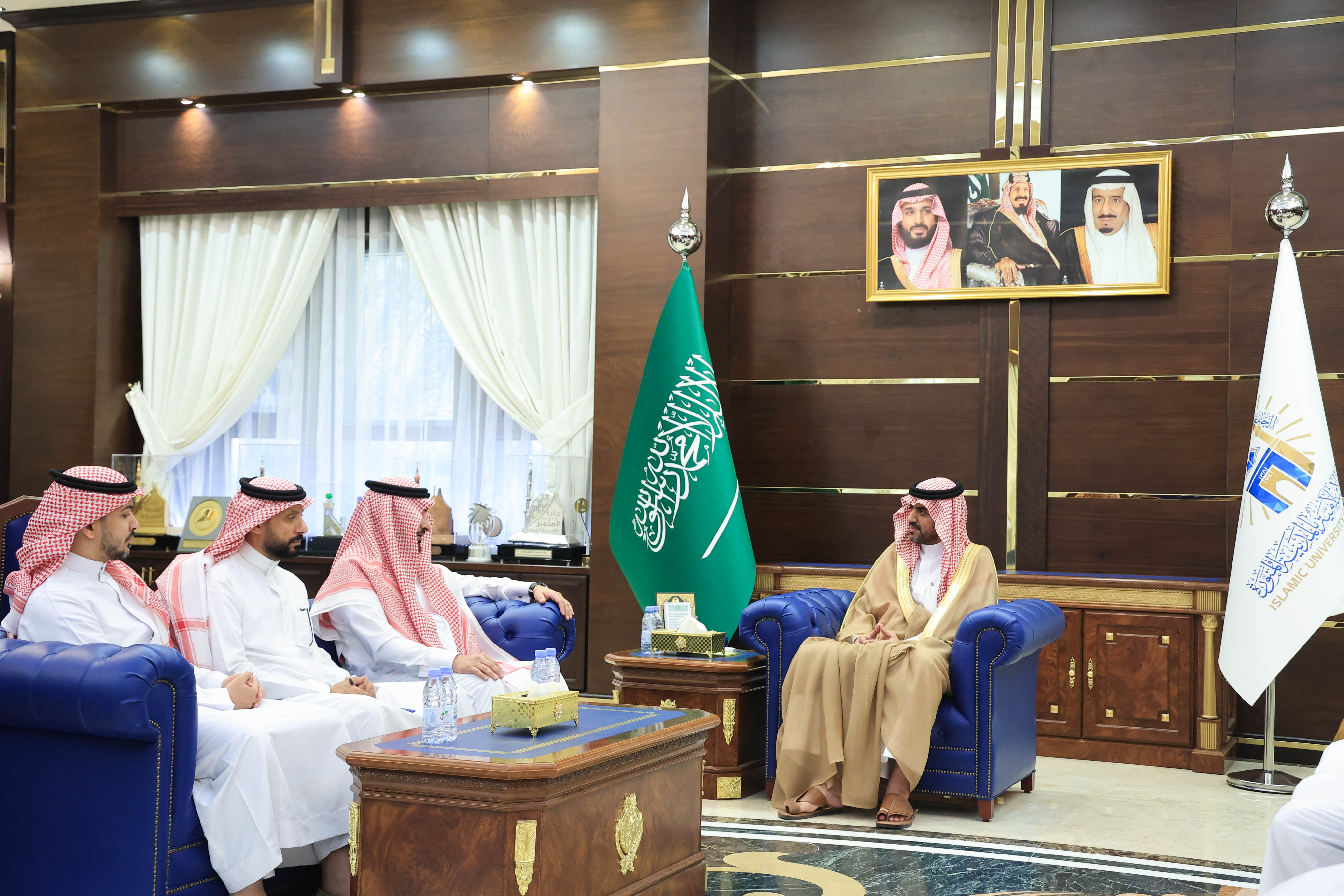 رئيس الجامعة الإسلامية د. صالح بن علي العقلا، يستقبل مدير عام فرع وزارة البيئة والمياه والزراعة بمنطقة المدينة المنورة م. أيمن محمد السيد. - 1