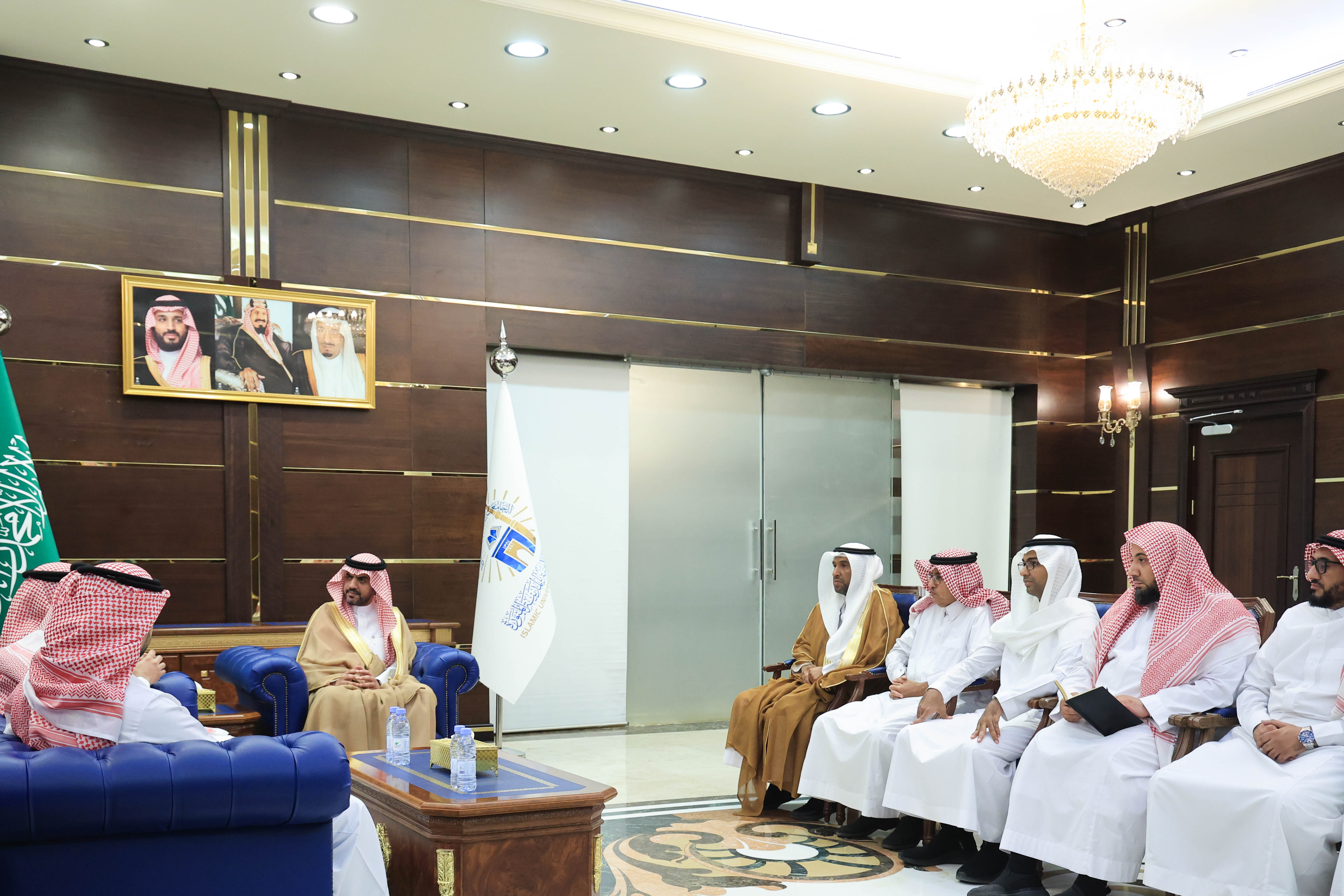 رئيس الجامعة الإسلامية د. صالح بن علي العقلا، يستقبل مدير عام فرع وزارة البيئة والمياه والزراعة بمنطقة المدينة المنورة م. أيمن محمد السيد. - 3