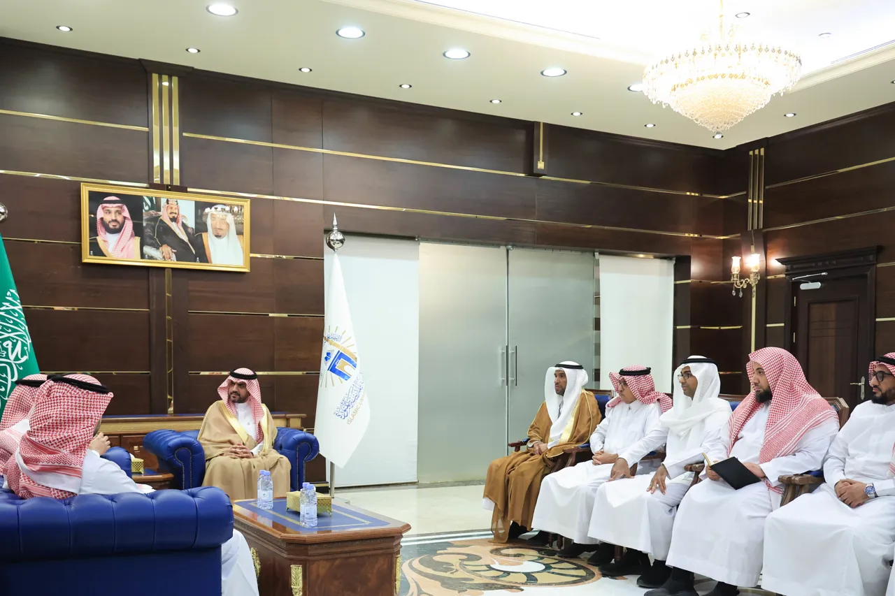 رئيس الجامعة الإسلامية د. صالح بن علي العقلا، يستقبل مدير عام فرع وزارة البيئة والمياه والزراعة بمنطقة المدينة المنورة م. أيمن محمد السيد. - 3