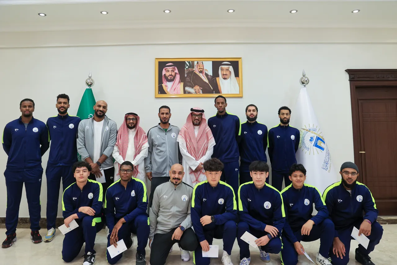 رئيس الجامعة الإسلامية يكرم منتخبي كرة القدم وكرة السلة تقديراً لإنجازاتهم. - 1
