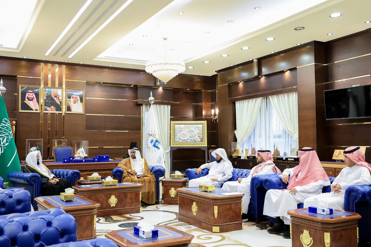 استقبل سعادة رئيس #الجامعة_الإسلامية المكلف أ. د. حسن بن عبد المنعم العوفي، المدير التنفيذي لمجمع خادم الحرمين الشريفين للحديث النبوي الشريف د. رباح العنزي - 4
